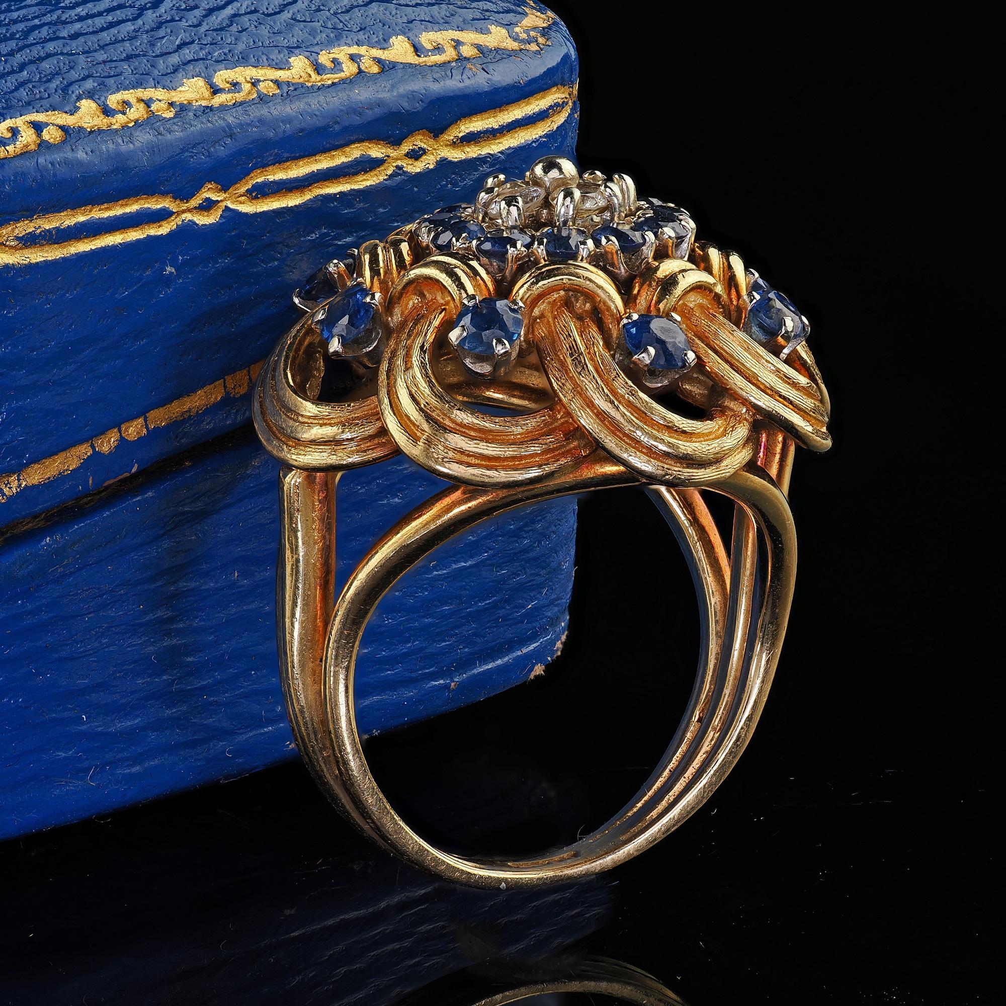 Contemporaneo Anello da cocktail geometrico con diamanti e zaffiri in oro giallo 18 carati di proprietà vintage in vendita