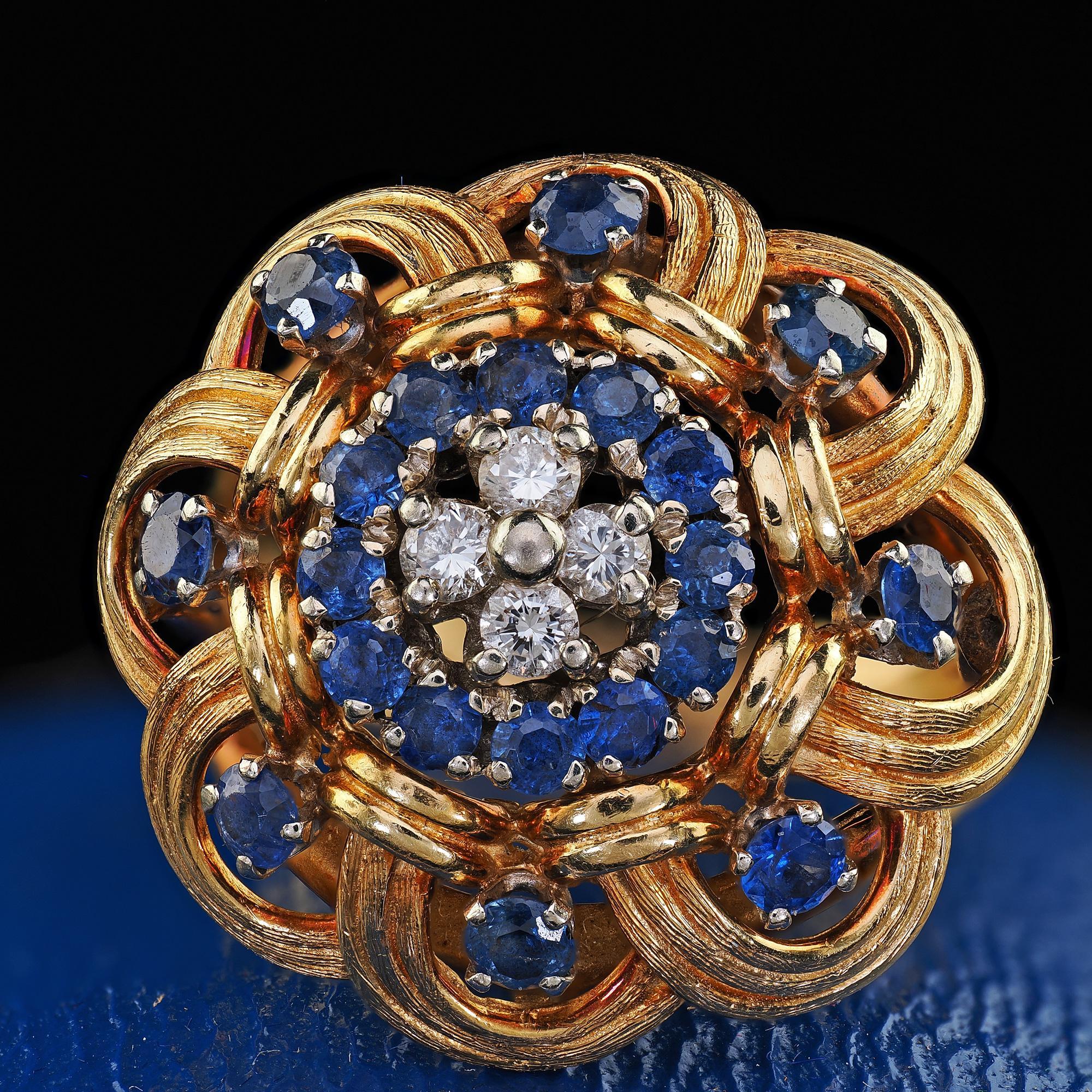 Donna Anello da cocktail geometrico con diamanti e zaffiri in oro giallo 18 carati di proprietà vintage in vendita