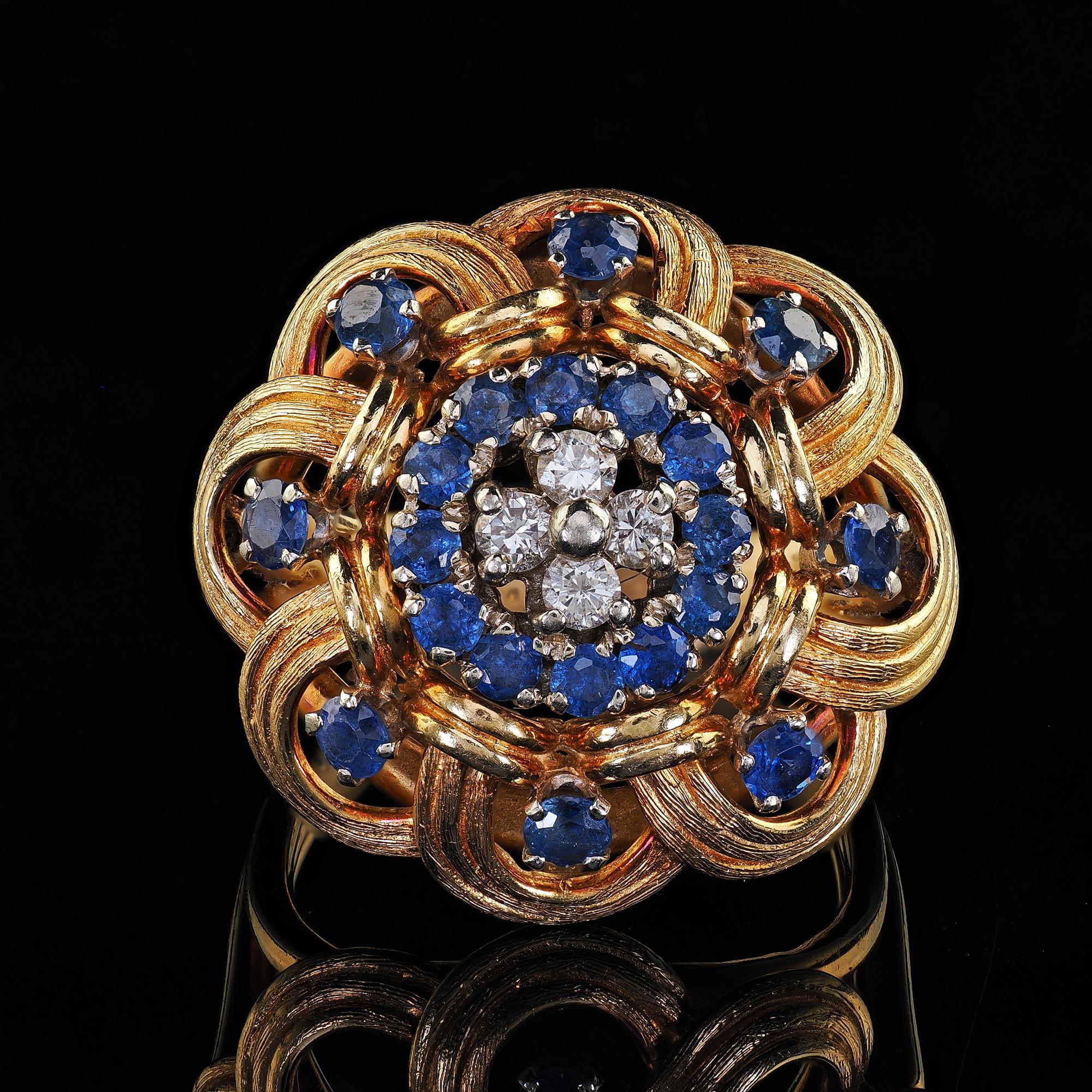 Anello da cocktail geometrico con diamanti e zaffiri in oro giallo 18 carati di proprietà vintage in vendita 1