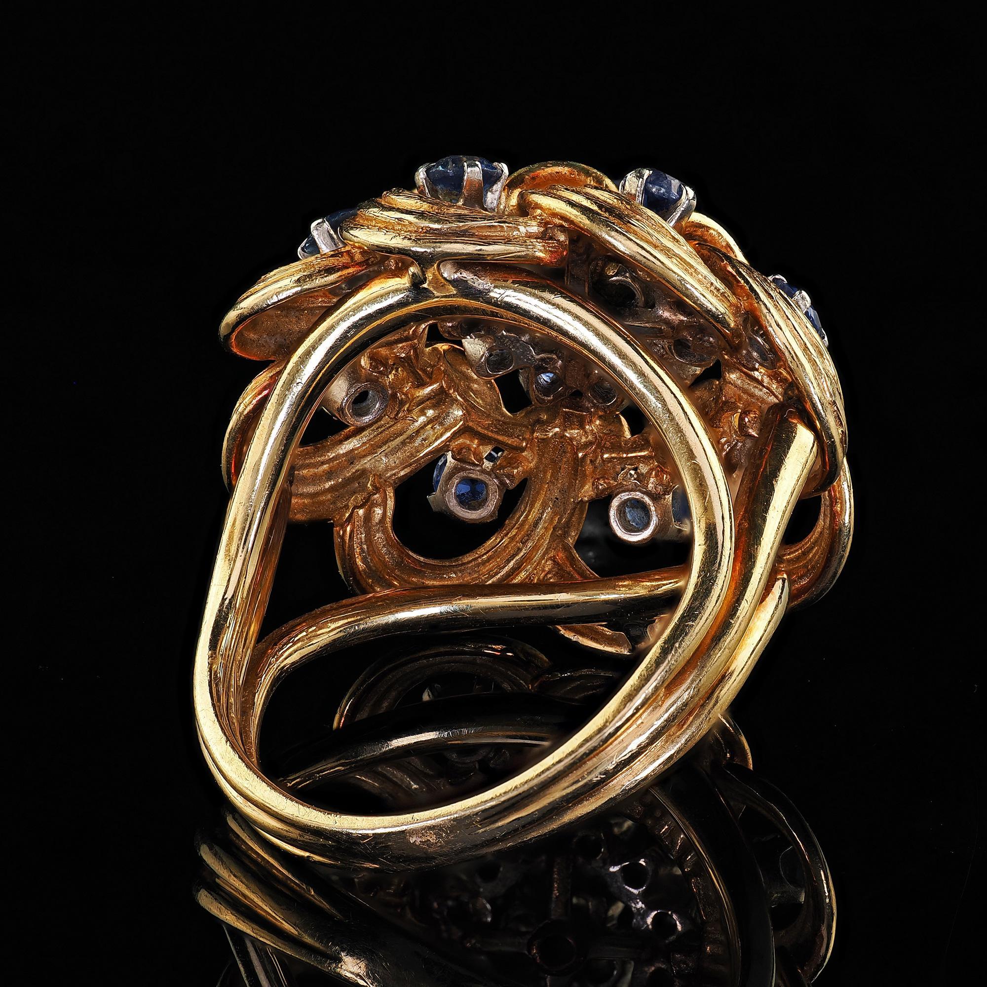 Anello da cocktail geometrico con diamanti e zaffiri in oro giallo 18 carati di proprietà vintage in vendita 2