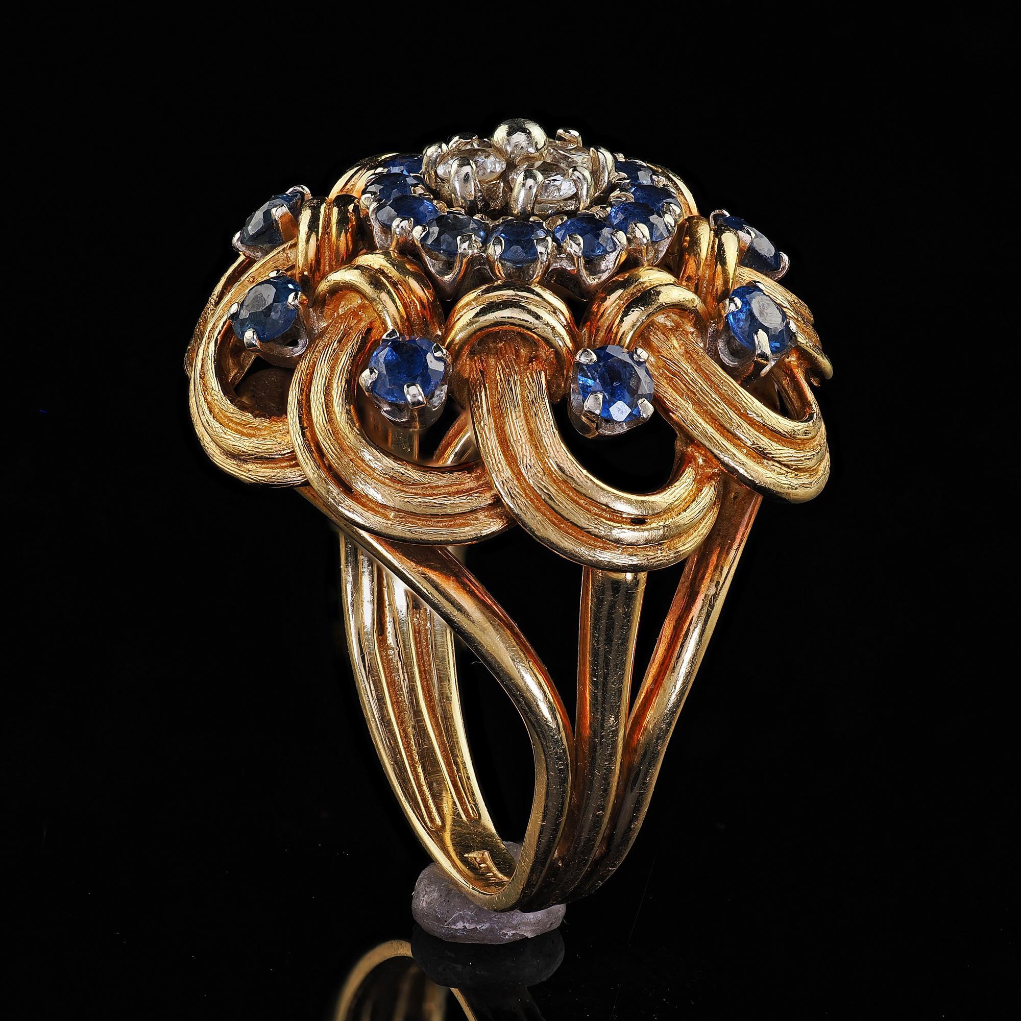 Anello da cocktail geometrico con diamanti e zaffiri in oro giallo 18 carati di proprietà vintage in vendita 3