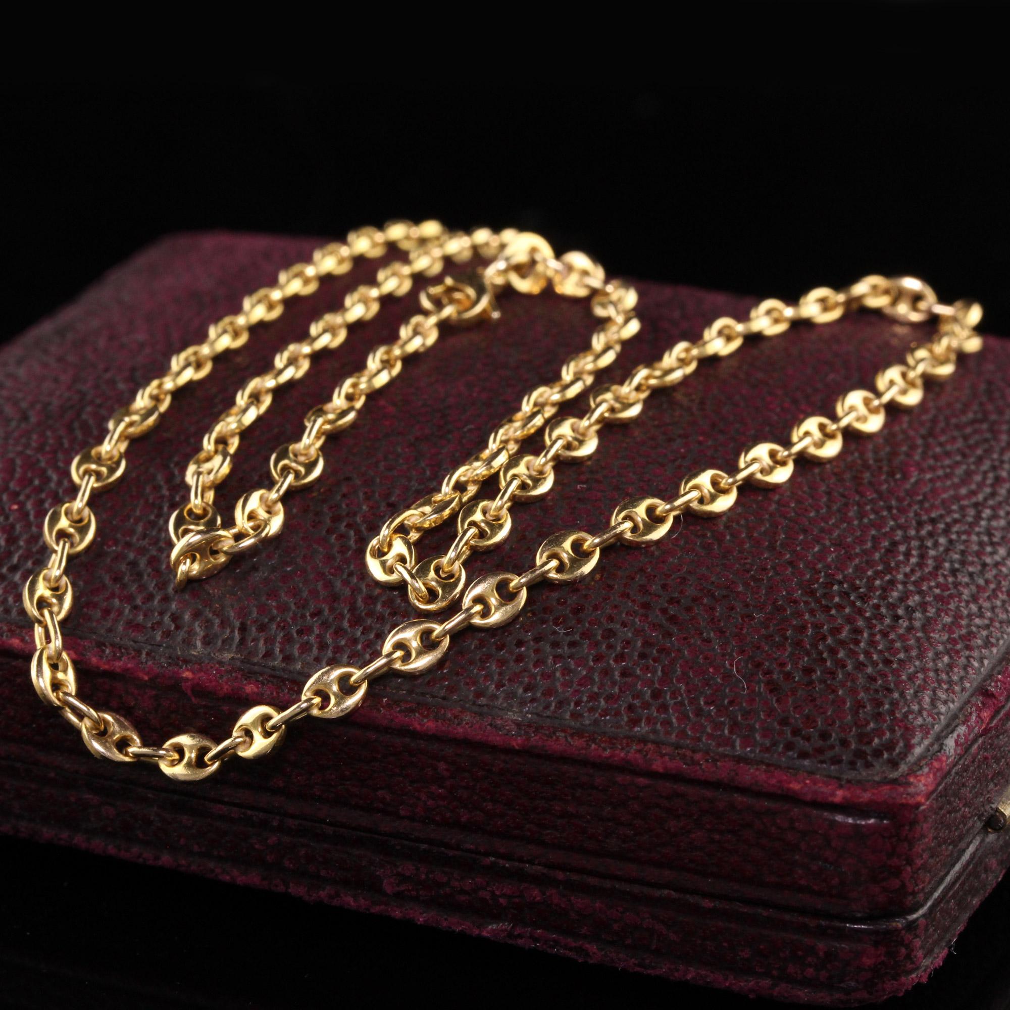 Beautiful Vintage Estate 18K Yellow Gold Gucci Style Link Necklace - 16 inches. This classic necklace is 16 inches long and in great condition.

Item #N0061

Metal: 18K Yellow Gold

Weight: 9.4 Grams

Size: 16 inches long

Measurements: Chain