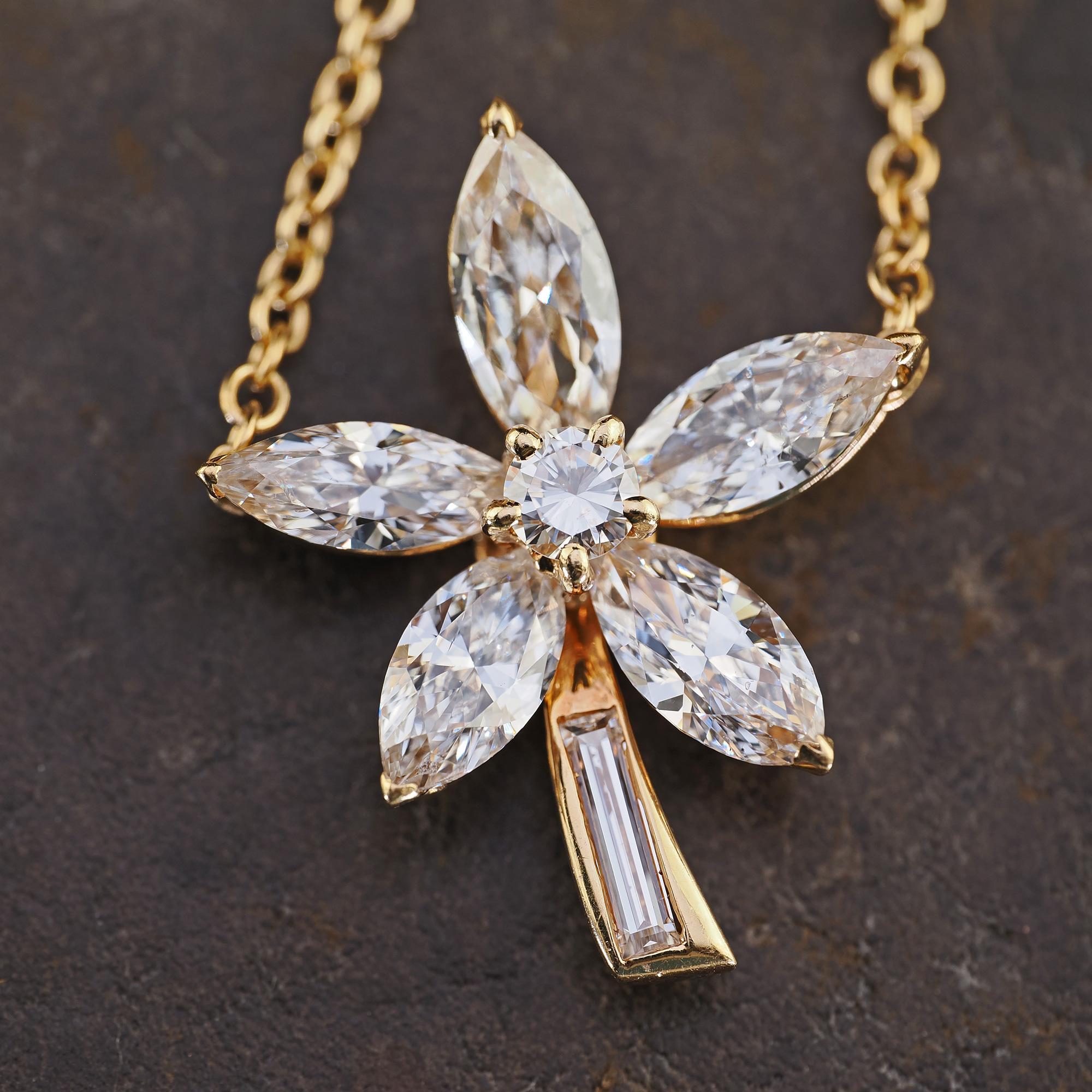 Collier pendentif fleur vintage en or jaune 18 carats avec diamants marquises et baguettes en vente 4