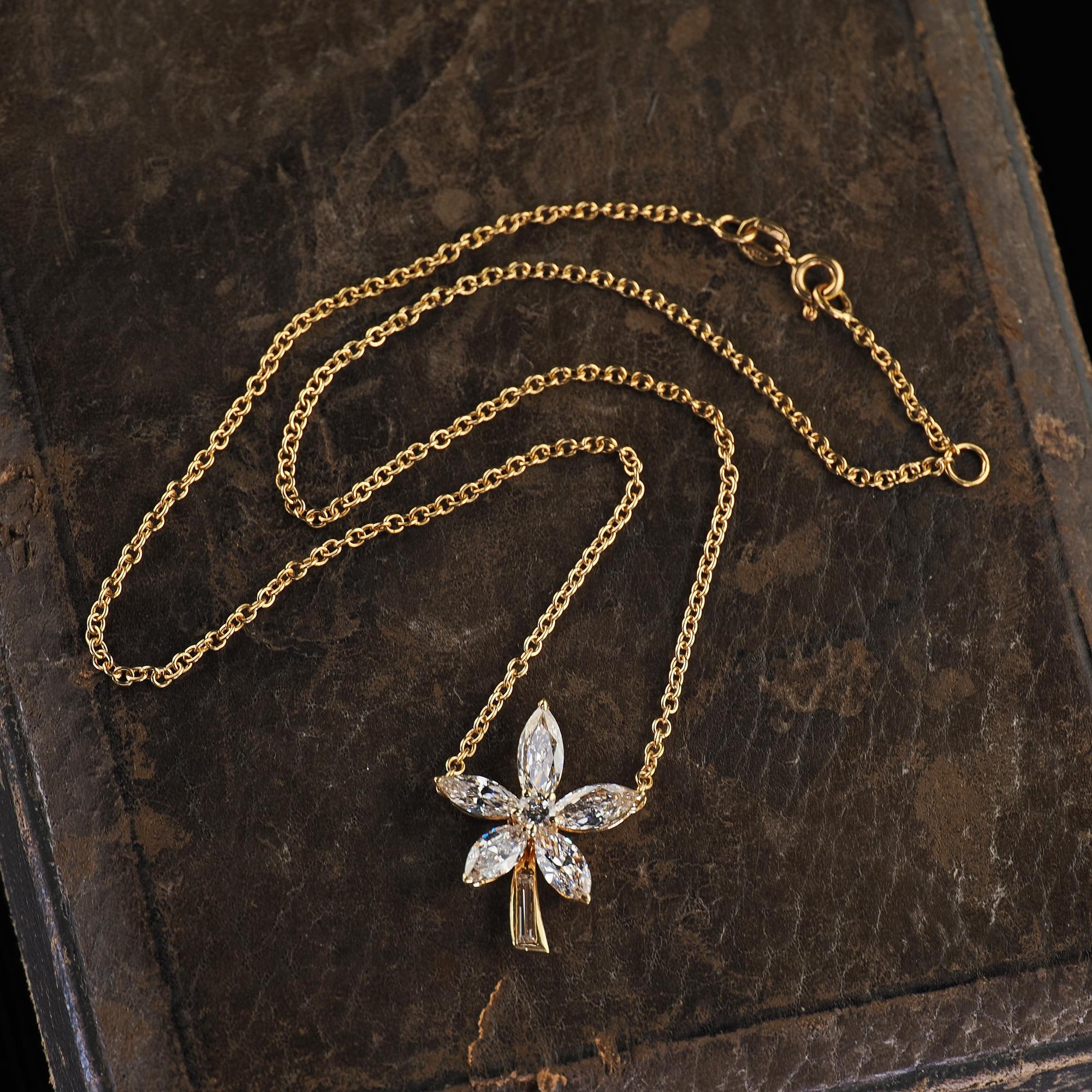 Magnifique collier pendentif fleur en or jaune 18K Marquise Baguette Diamant. Cet incroyable pendentif fleur en diamants marquise et baguette est réalisé en or jaune 18 carats. Le pendentif présente de magnifiques diamants allongés de taille