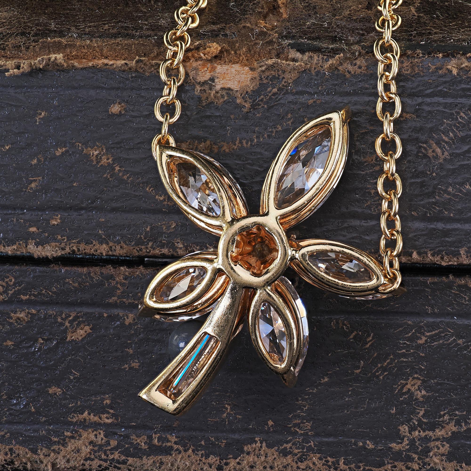 Taille ronde Collier pendentif fleur vintage en or jaune 18 carats avec diamants marquises et baguettes en vente