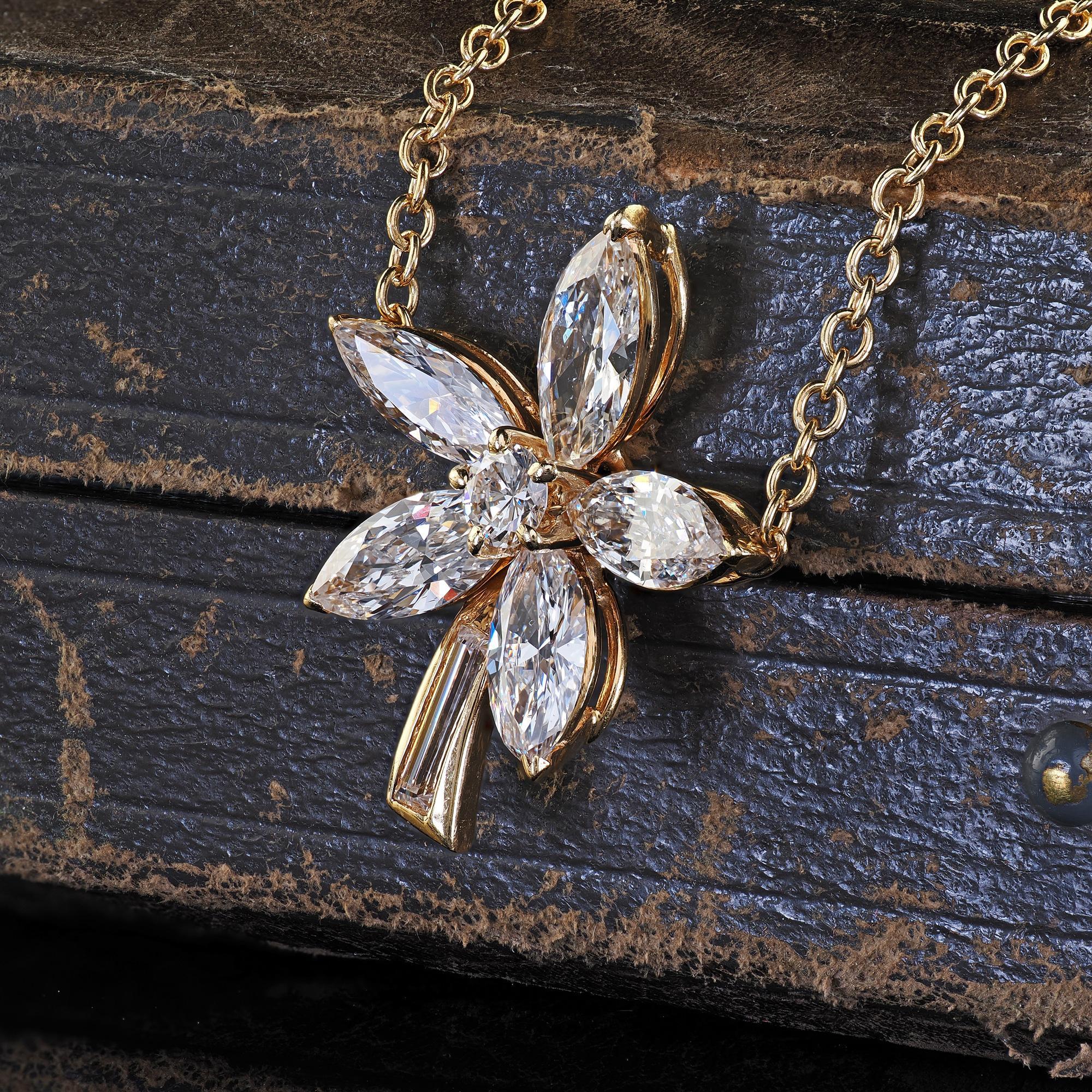 Collier pendentif fleur vintage en or jaune 18 carats avec diamants marquises et baguettes Pour femmes en vente