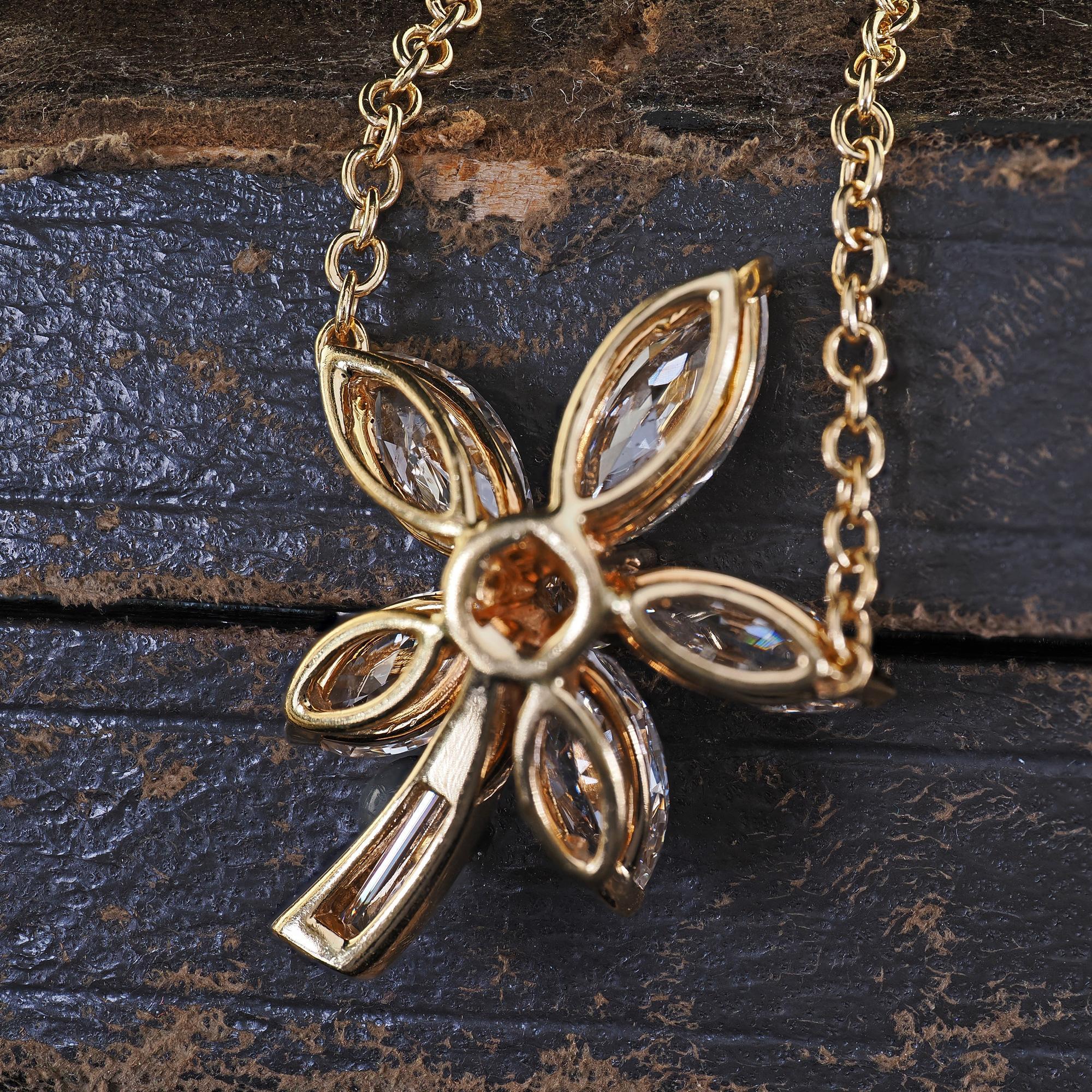 Collier pendentif fleur vintage en or jaune 18 carats avec diamants marquises et baguettes en vente 1