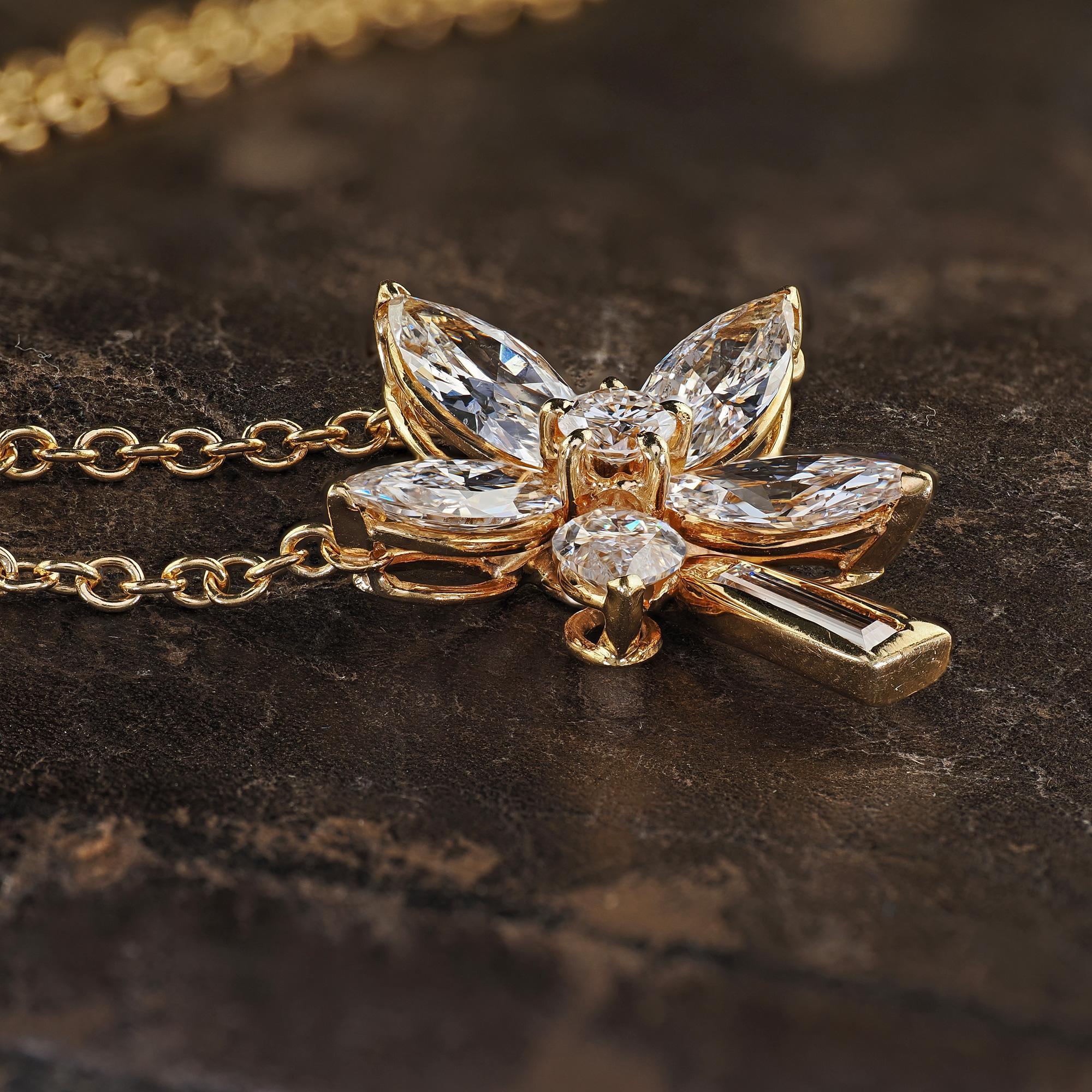 Collier pendentif fleur vintage en or jaune 18 carats avec diamants marquises et baguettes en vente 2