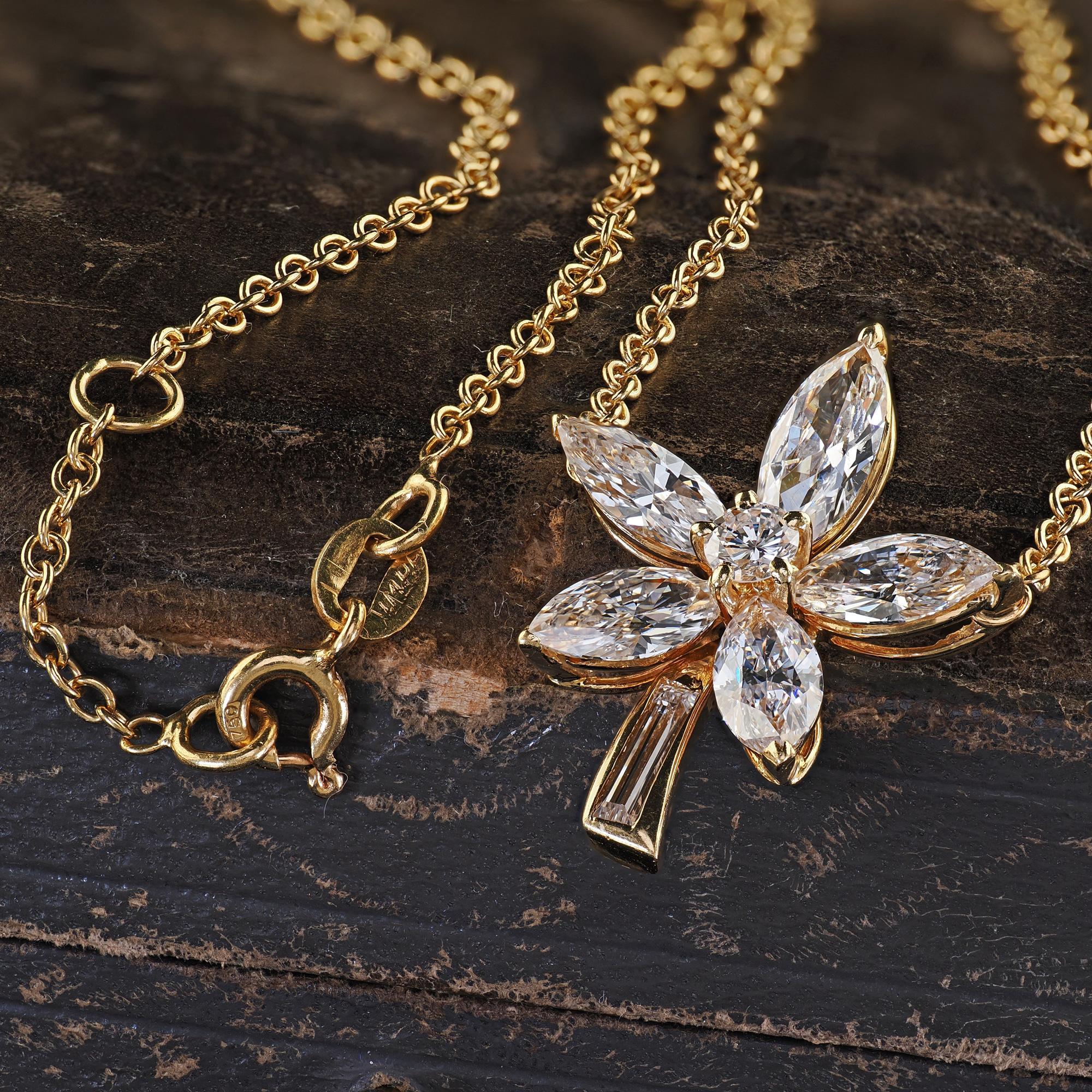 Collier pendentif fleur vintage en or jaune 18 carats avec diamants marquises et baguettes en vente 3