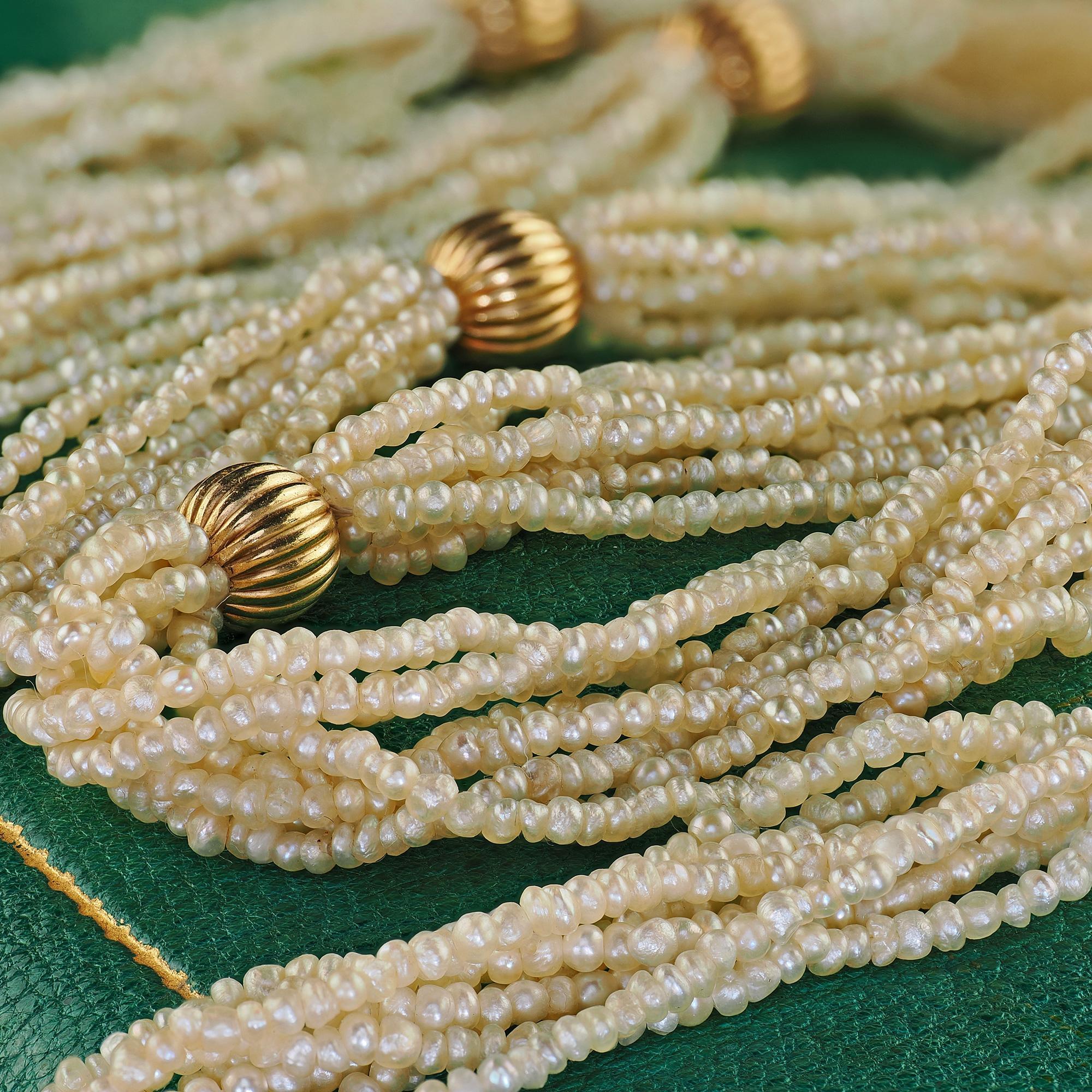 Mehrreihige Vintage Estate 18K Gelbgold Natürliche Saatperlen-Halskette (Retro) im Angebot