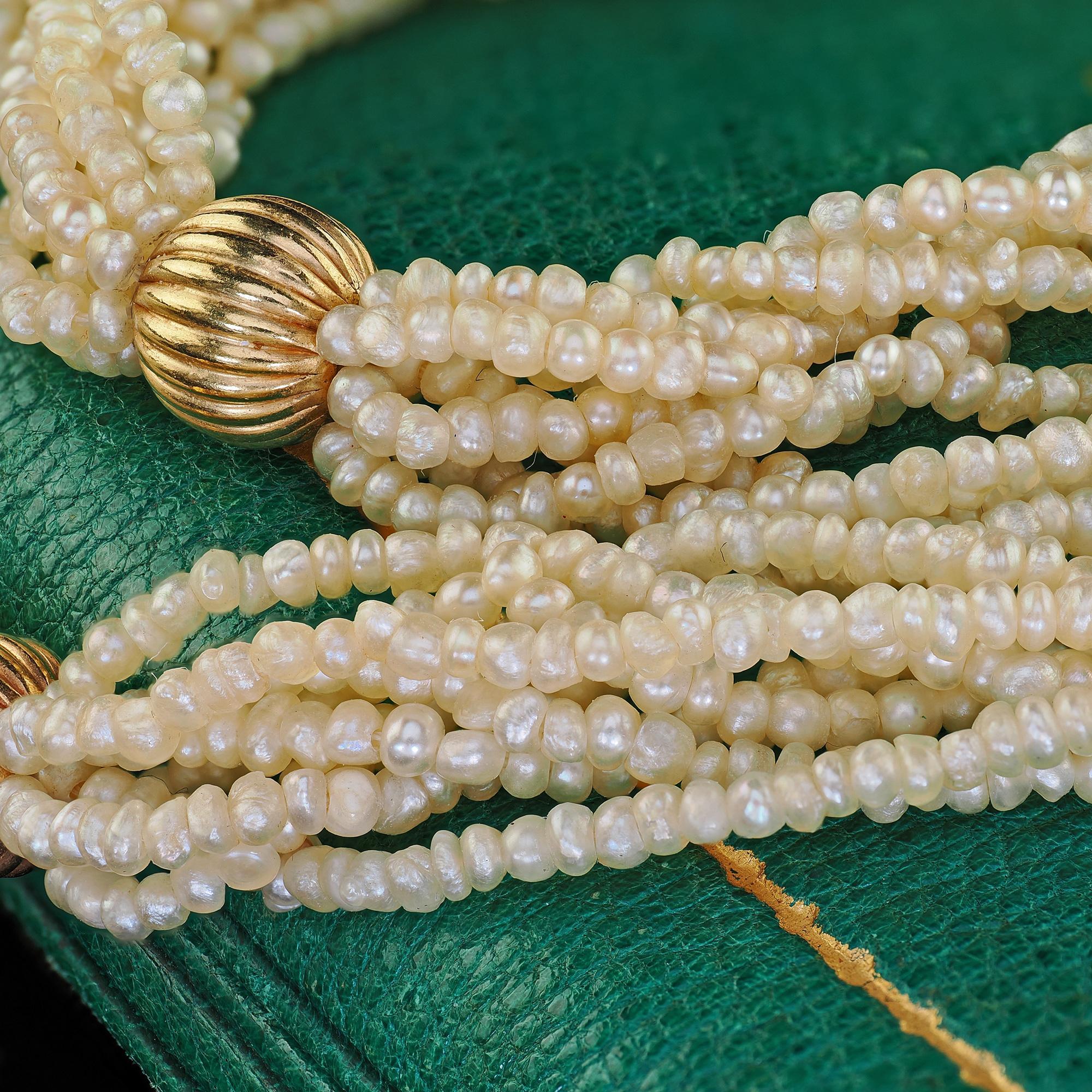Mehrreihige Vintage Estate 18K Gelbgold Natürliche Saatperlen-Halskette Damen im Angebot