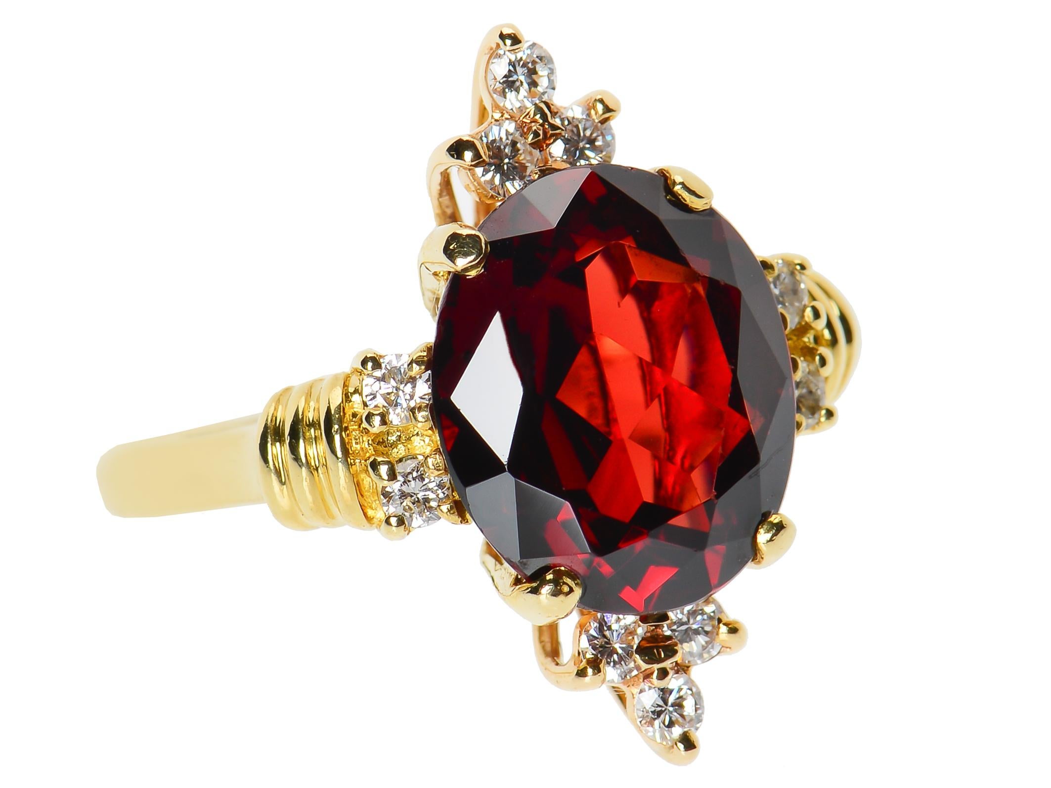 Vintage Estate 18 Karat Garnet and Diamond Ring In Excellent Condition For Sale In Stamford, CT