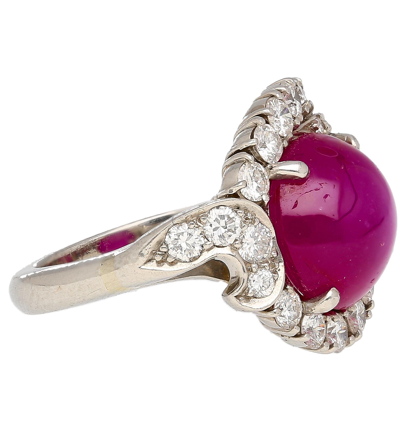 Vintage Estate 6.01 Carat No Heat Star Ruby & Diamond Platinum Ring Excellent état - En vente à Miami, FL