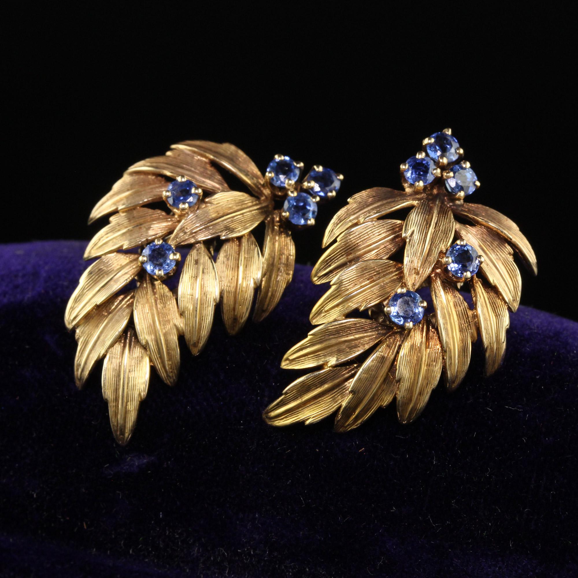 Schöne Vintage Estate Dankner 14K Gelbgold Sapphire Leaf Ohrringe. Dieses schöne Paar Ohrringe ist aus 14 Karat Gelbgold gefertigt. Die Ohrringe sind von Henry Dankner gepunzt und haben ein schönes Blattmotiv. Die Saphire sind natürlich und haben
