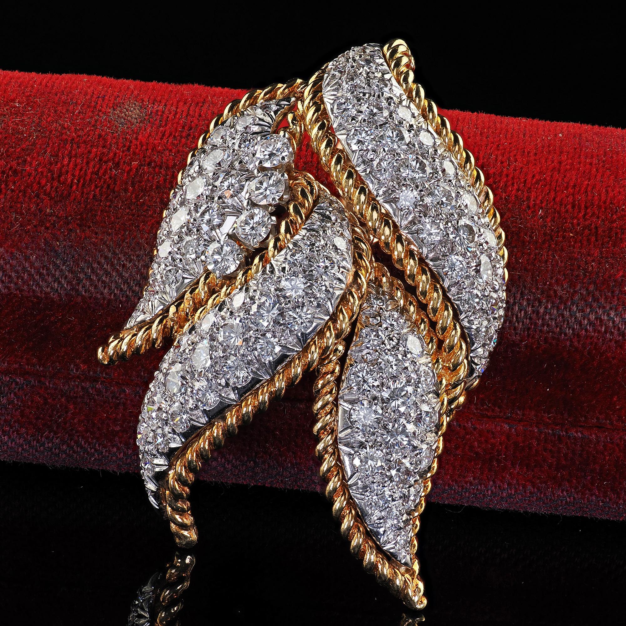 Schöne Vintage Estate David Webb 18K Gelbgold und Platin Diamond Floral Anhänger. Dieser wunderschöne Diamantanhänger von David Webb ist aus 18 Karat Gelbgold und Platin gefertigt. Der Anhänger verfügt über helle Diamanten in Collection'S-Qualität,