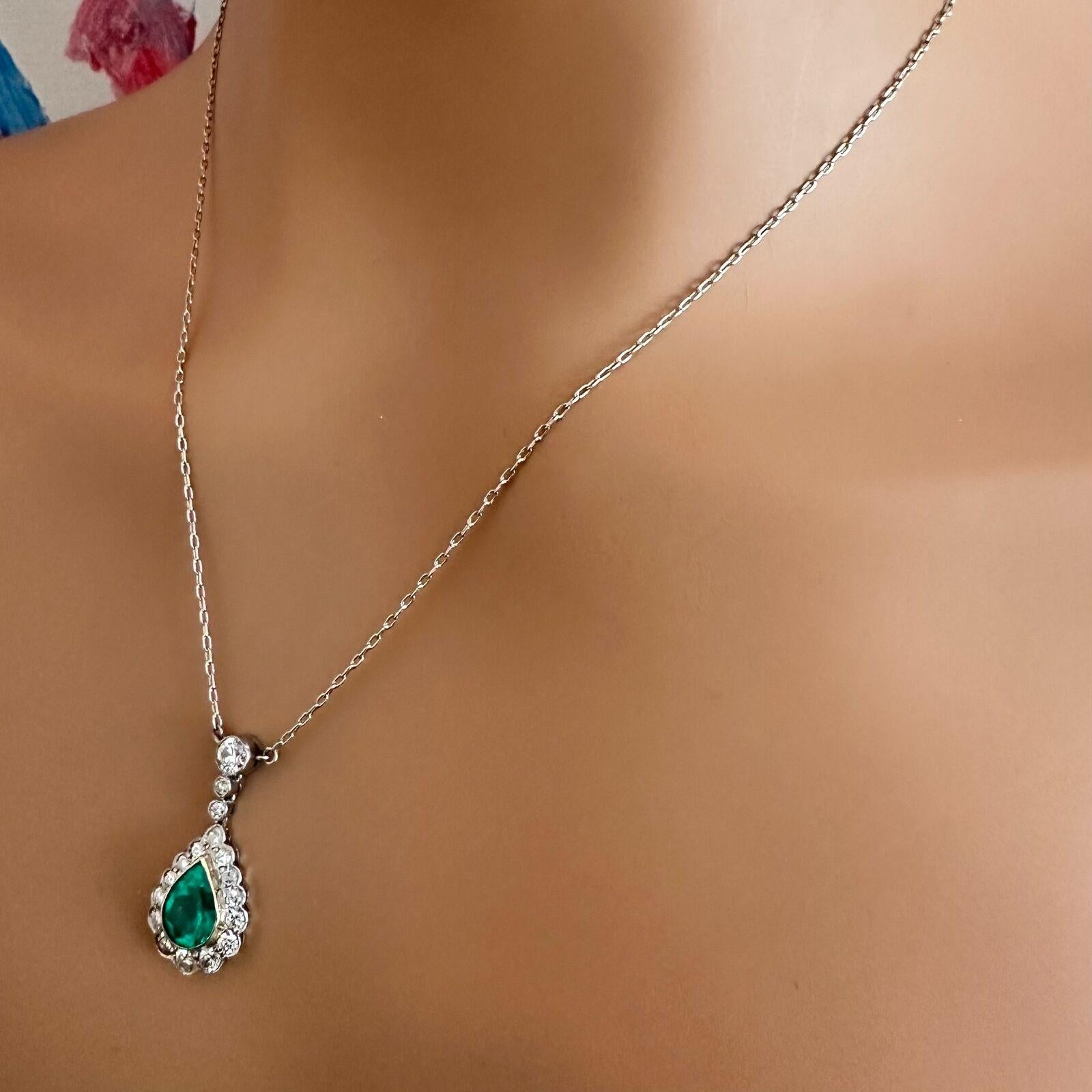 Femenino o masculino Conjunto de pendientes y collar de platino con esmeralda y diamantes de colección vintage en venta