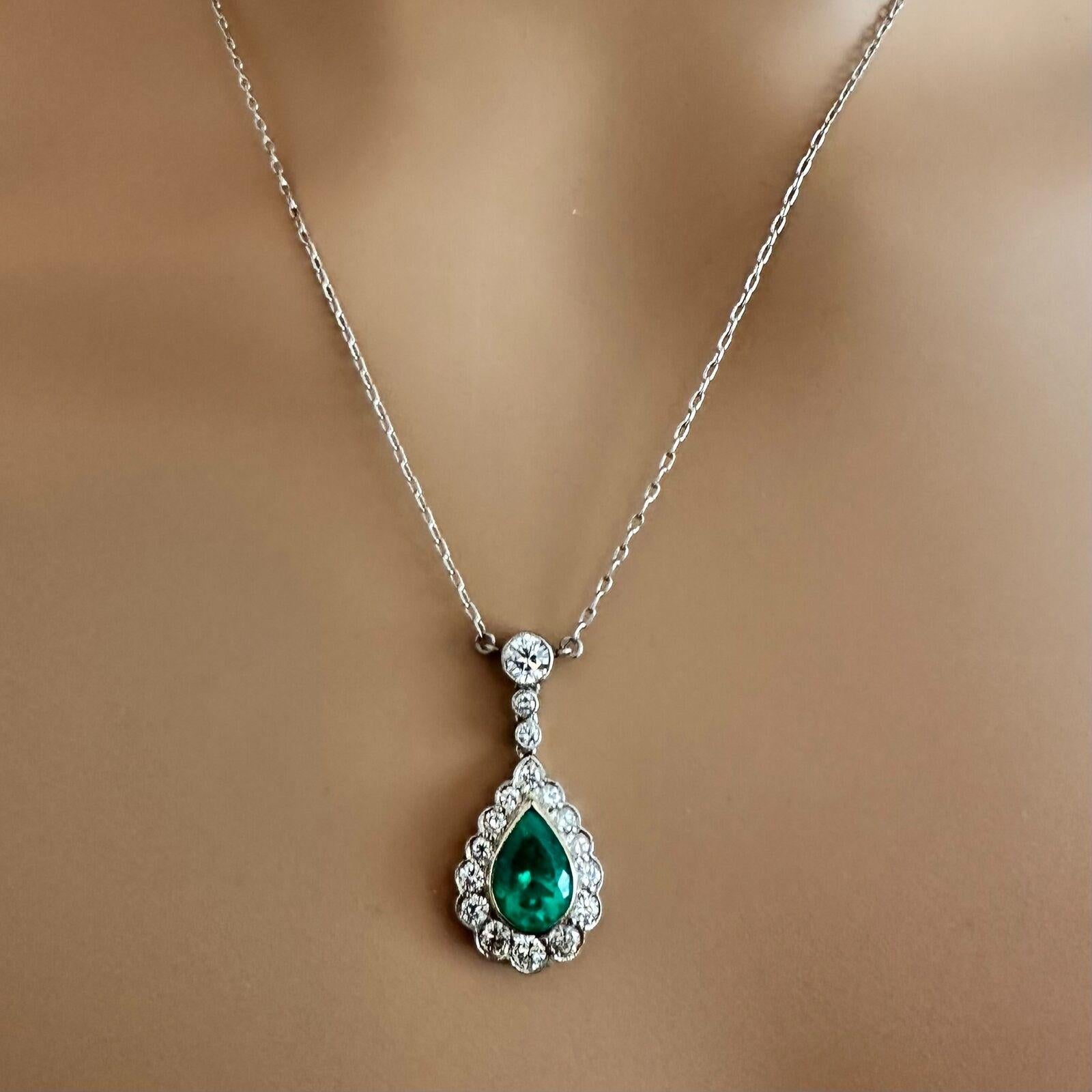 Conjunto de pendientes y collar de platino con esmeralda y diamantes de colección vintage en venta 3