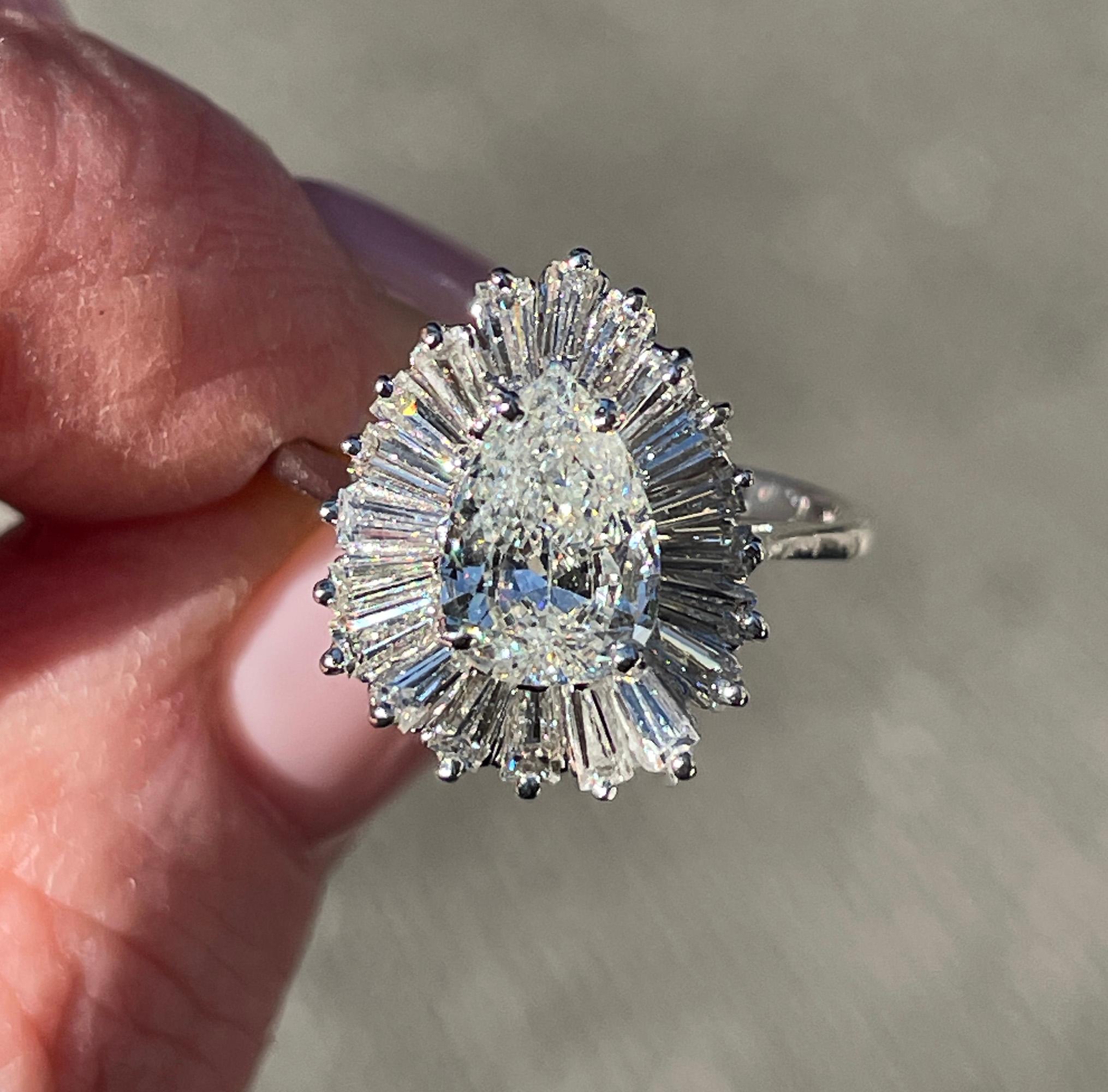 Vintage Estate GIA 3,73 Karat birnenförmiger Diamant-Ballerina-Cocktailring 14K W Goldring, Vintage im Angebot 8