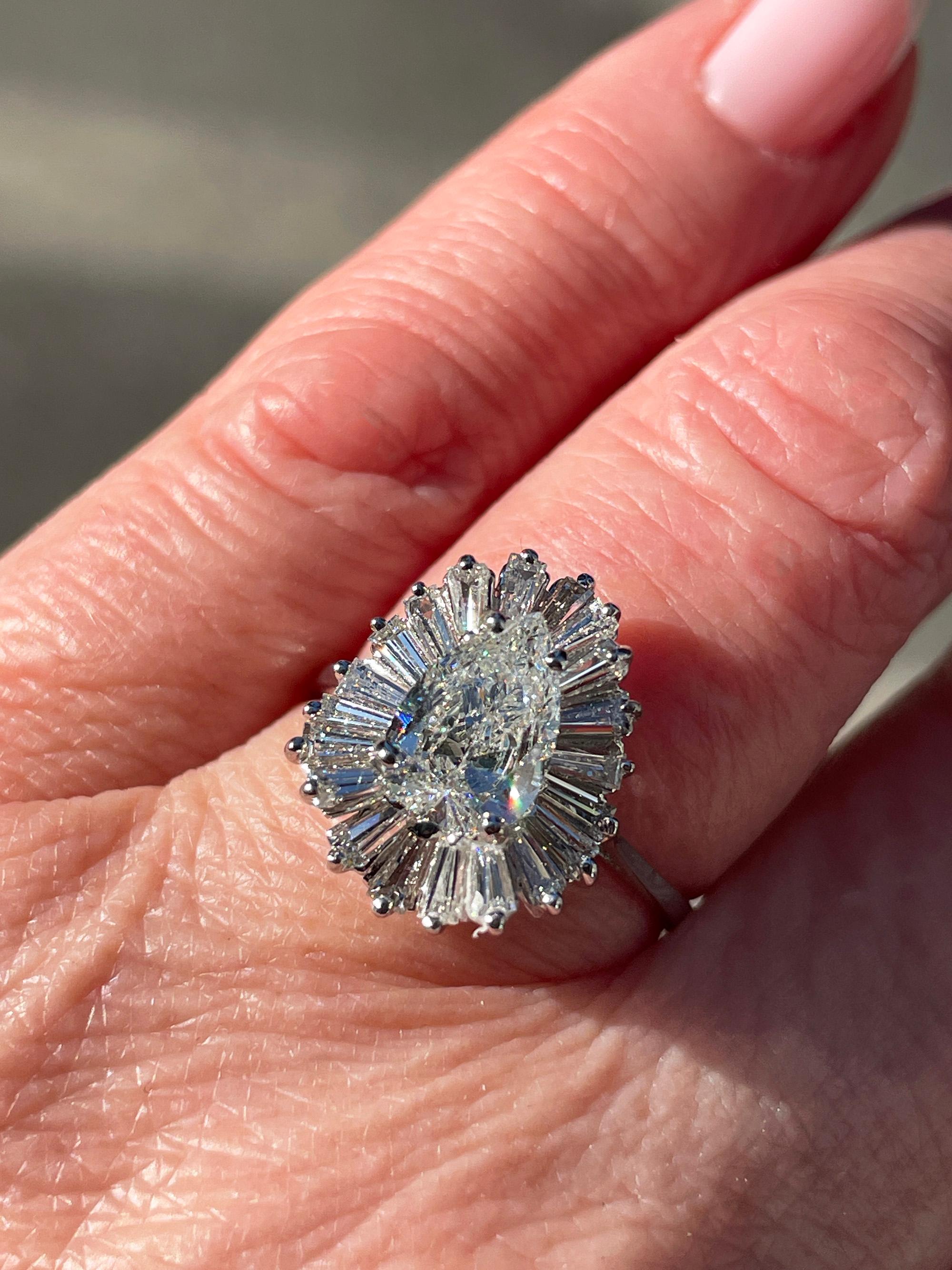 Vintage Estate GIA 3,73 Karat birnenförmiger Diamant-Ballerina-Cocktailring 14K W Goldring, Vintage im Angebot 11
