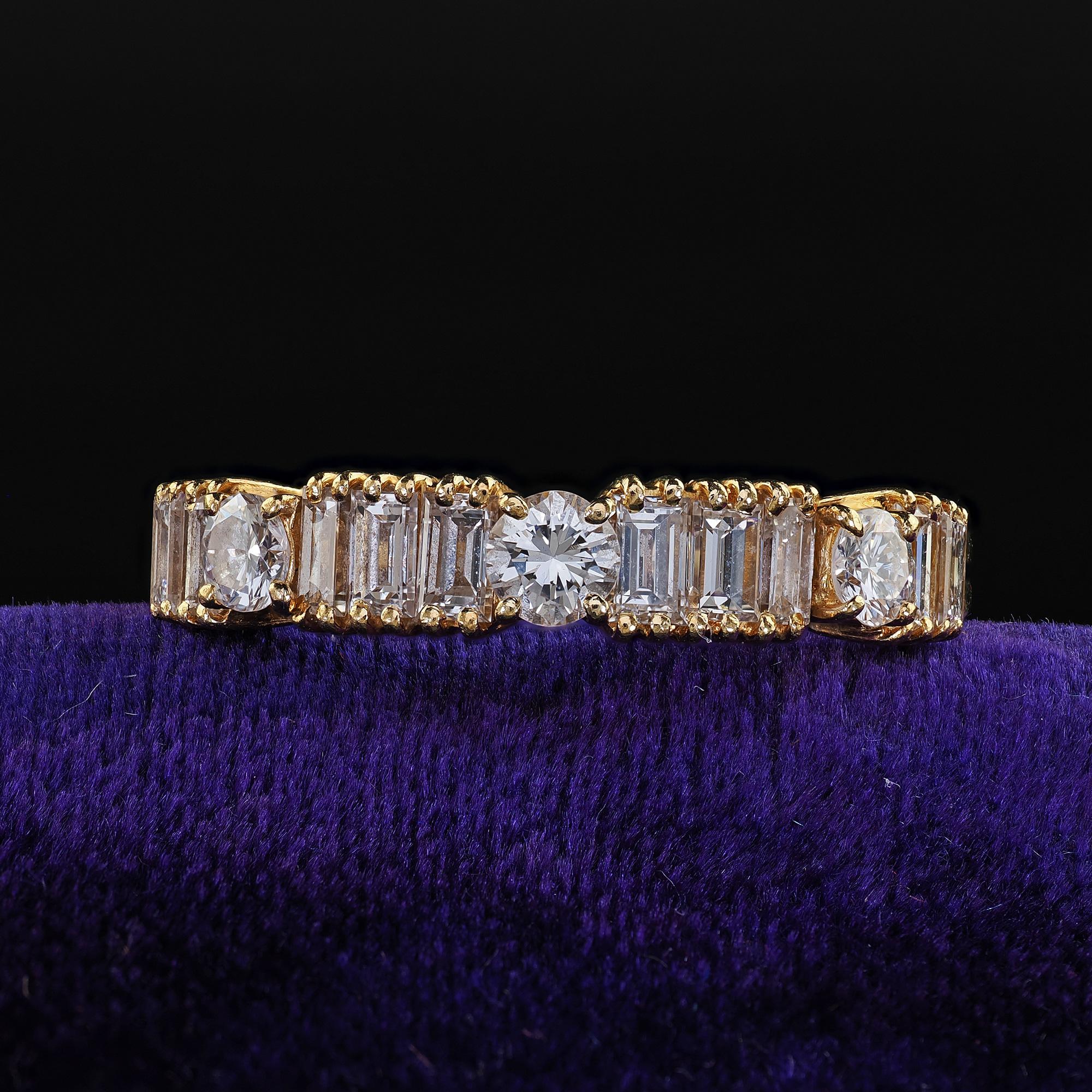 Schöne Vintage Estate H. Stern 18K Gelbgold Diamant Baguette Hochzeit Band Ring. Dieser schöne Vintage H. Stern Diamant Baguette Ehering ist in 18k Gelbgold gefertigt. Der Ring ist mit Diamantbaguetten und runden Diamanten besetzt. Dieser