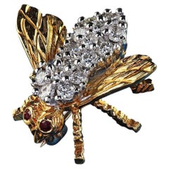 Broche vintage de la colección Herbert Rosenthal, de oro amarillo de 18 quilates con diamantes y rubíes, con forma de abeja