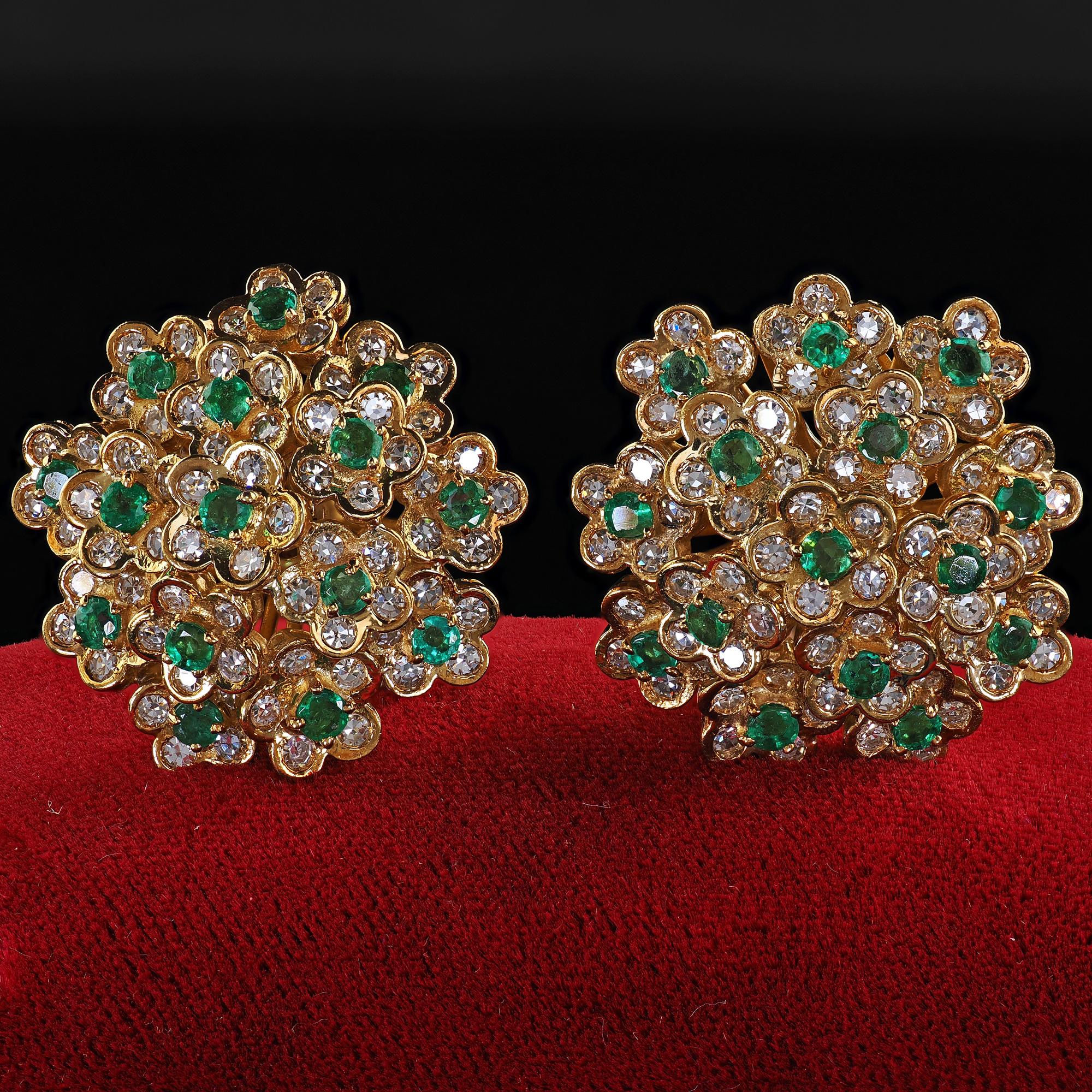 Bellissimi orecchini a clip vintage in oro giallo 18 carati con diamanti e smeraldi. Questo fantastico paio di orecchini floreali con diamanti e smeraldi di proprietà italiana è realizzato in oro giallo 18 carati. Gli orecchini hanno diamanti