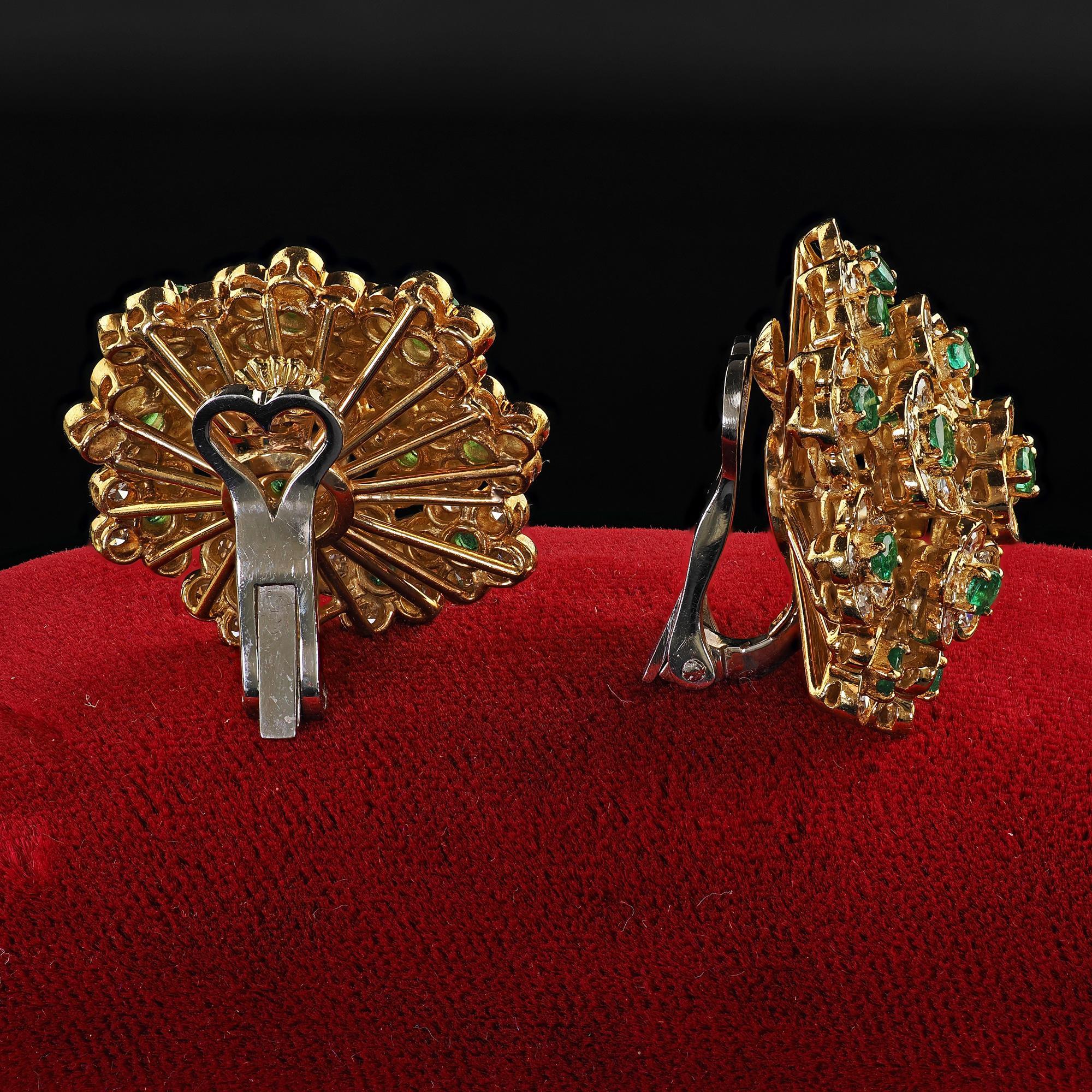 Contemporaneo Orecchini a clip con diamanti e smeraldi in oro giallo 18 carati di proprietà italiana d'epoca in vendita