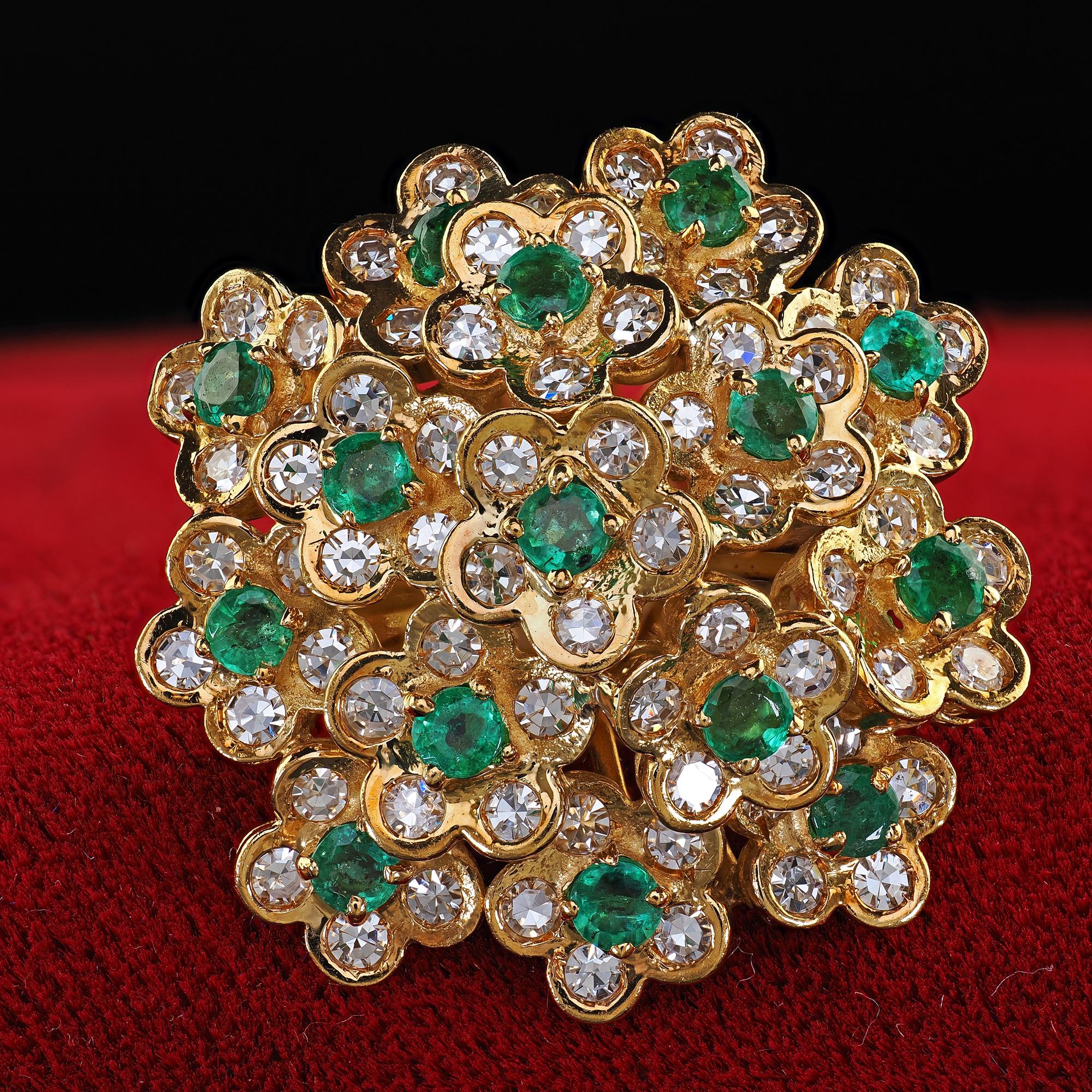 Orecchini a clip con diamanti e smeraldi in oro giallo 18 carati di proprietà italiana d'epoca in vendita 3