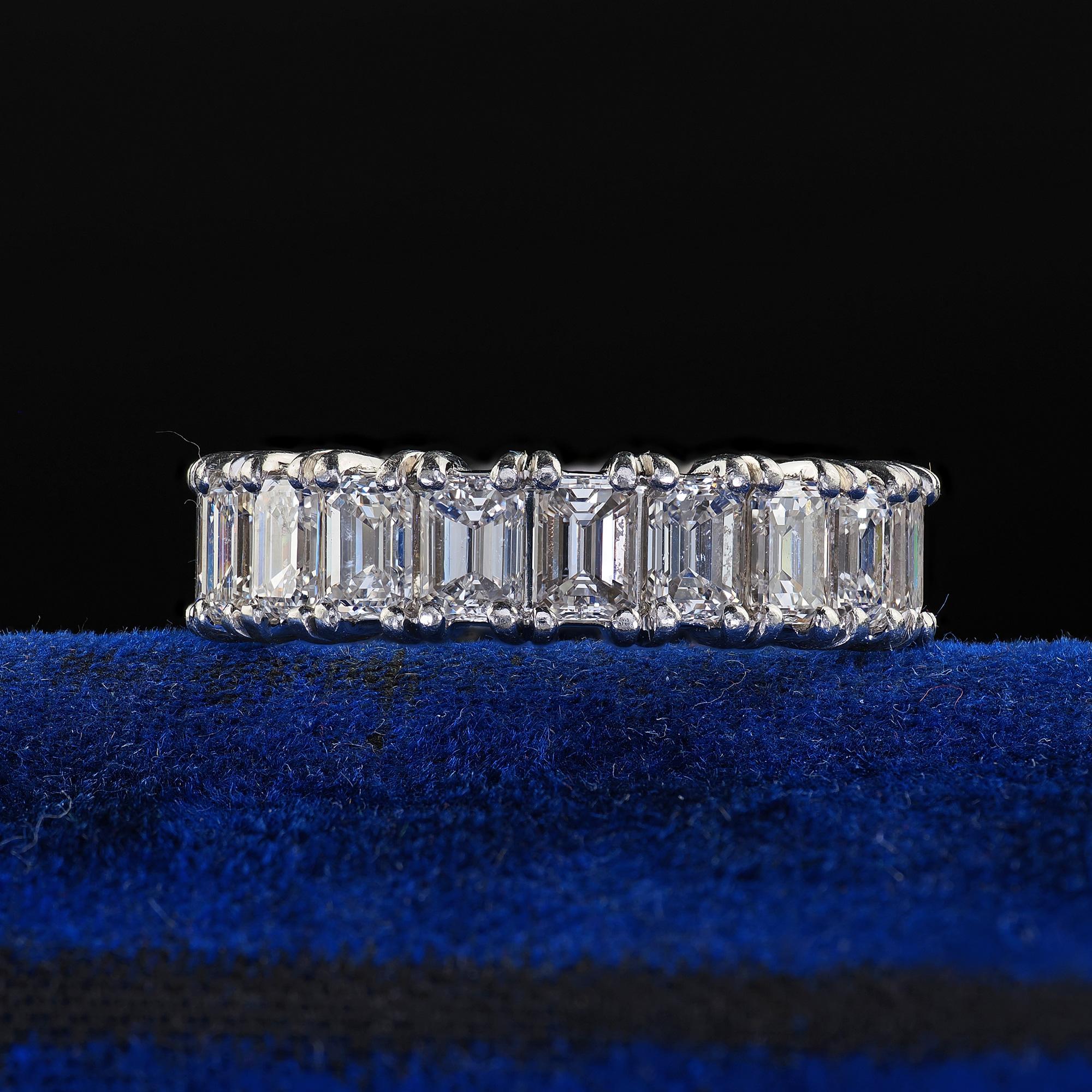Bellissima fascia per l'eternità di Oscar Heyman in platino con diamanti taglio smeraldo. Questa incredibile fascia per l'eternità con diamanti taglio smeraldo di Oscar Heyman è realizzata in platino. Questa splendida fascia di Oscar Heyman è