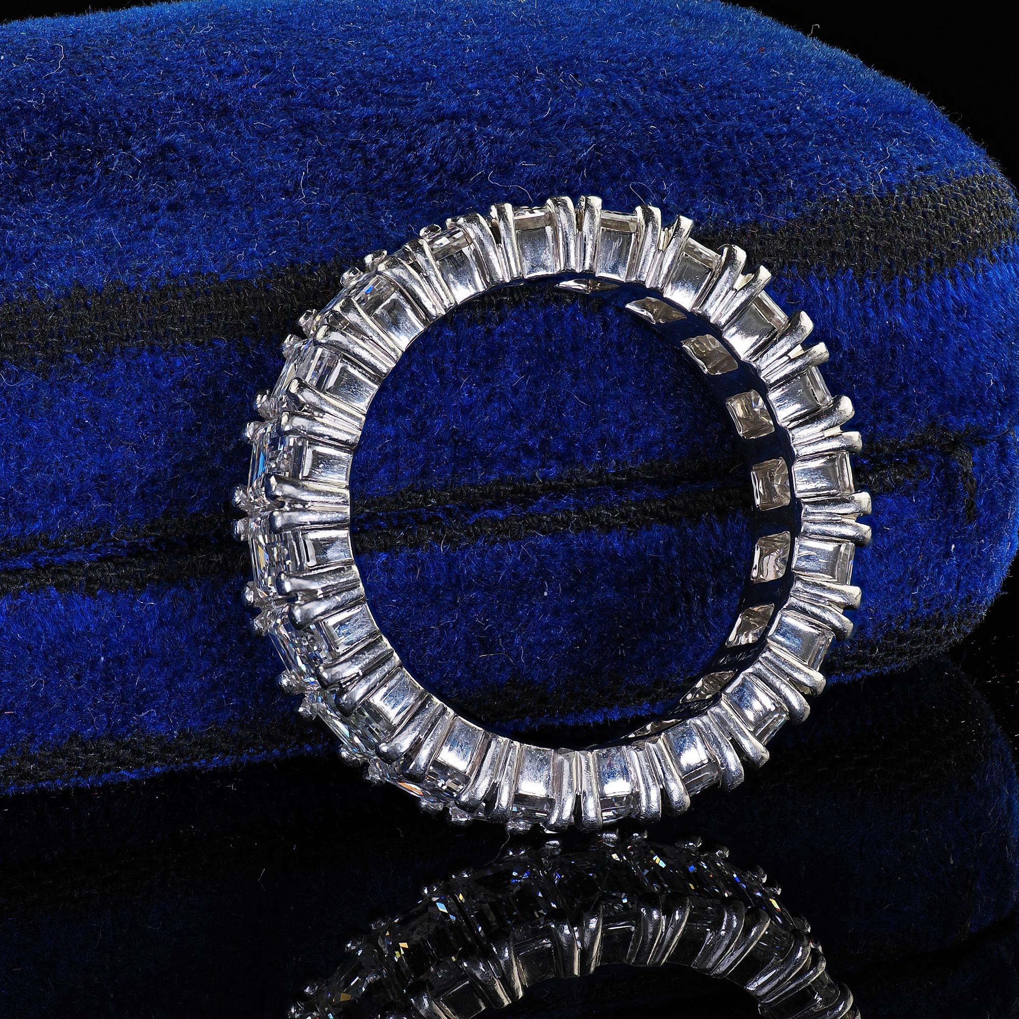 Contemporaneo Oscar Heyman, platino, taglio smeraldo, fascia per l'eternità con diamanti d'epoca in vendita