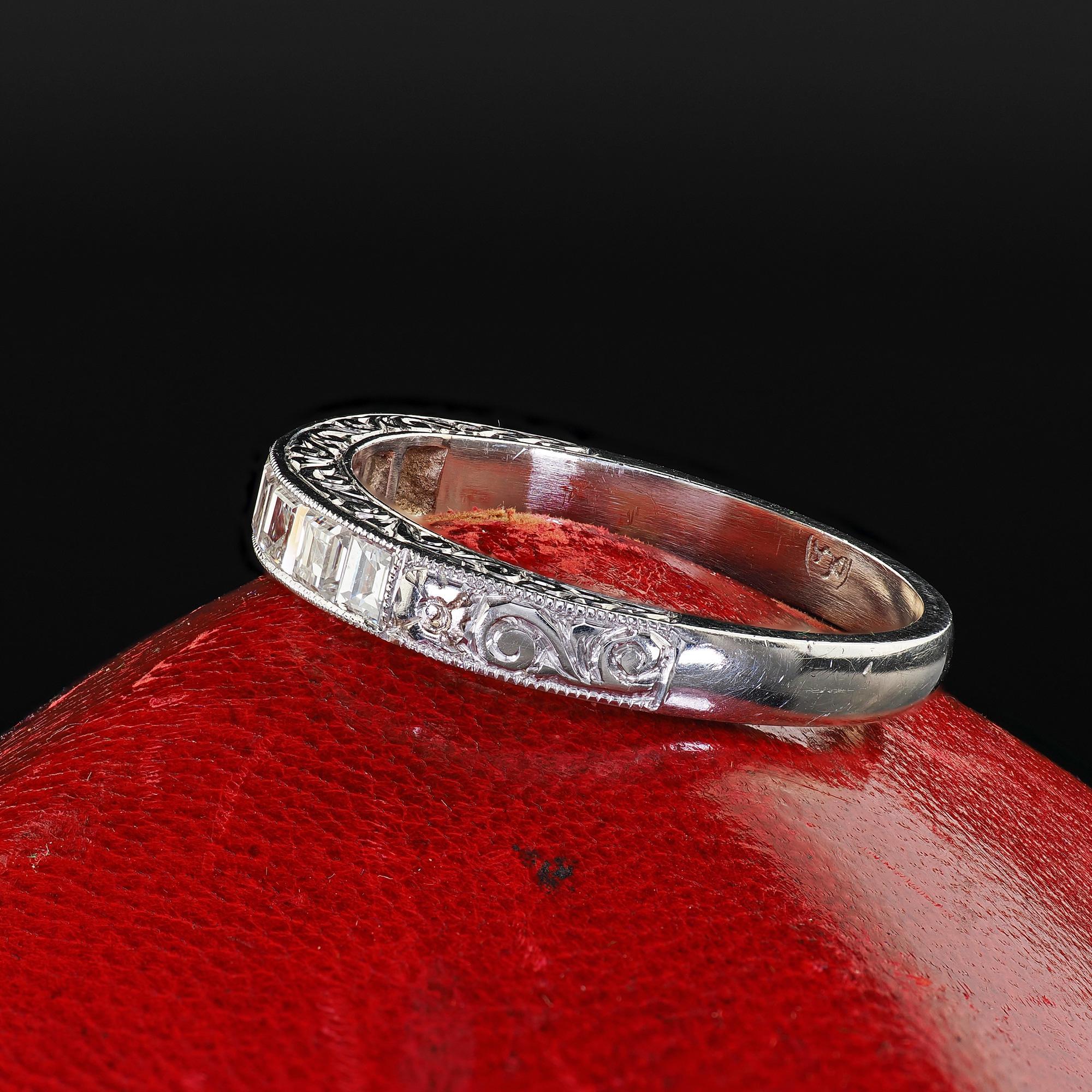 Vintage Estate Platinum Carre Cut Diamond Engraved Wedding Band - Size 6 1/4 In Good Condition For Sale In Great Neck, NY