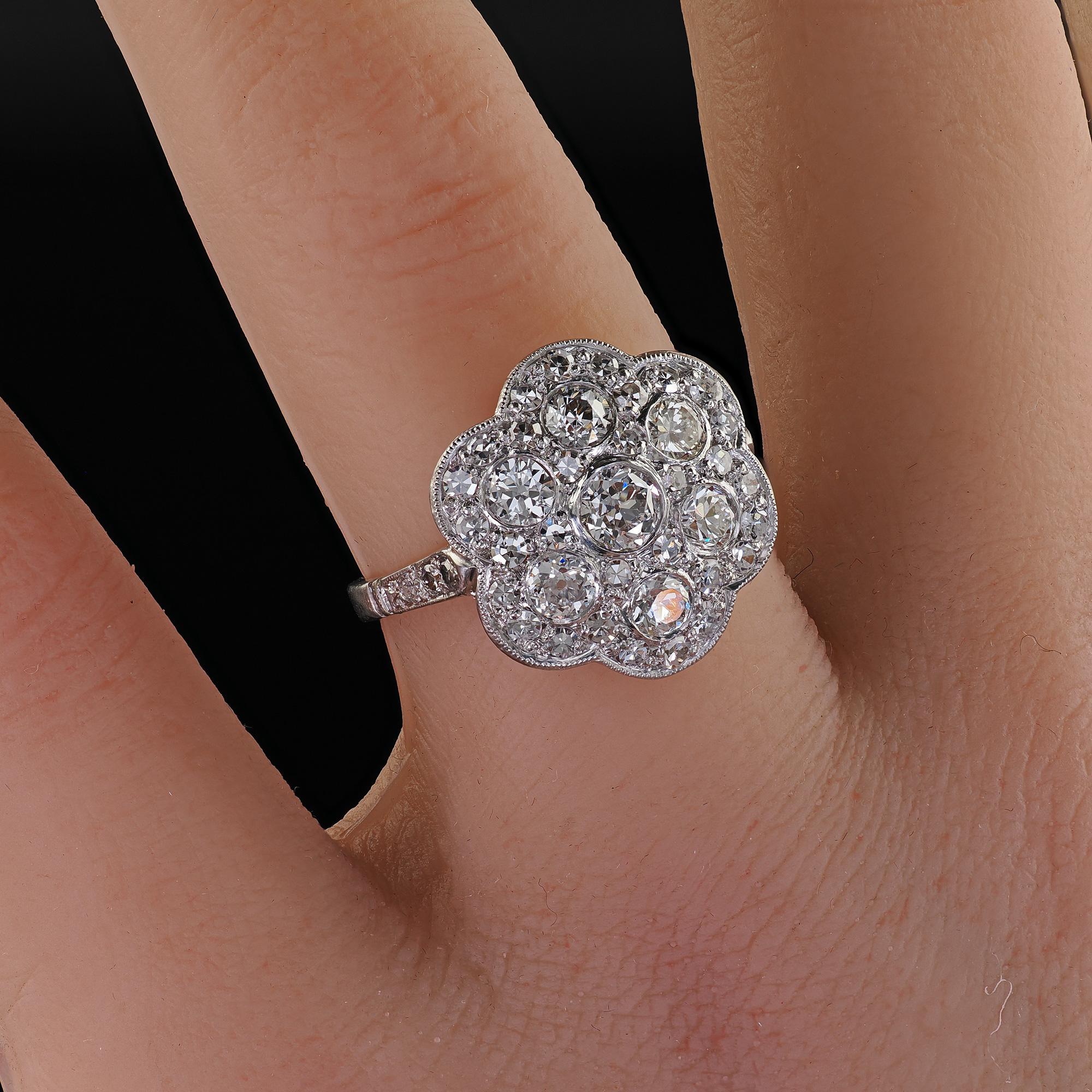Anello da cocktail in platino d'epoca con diamante taglio europeo inciso e floreale in vendita 4