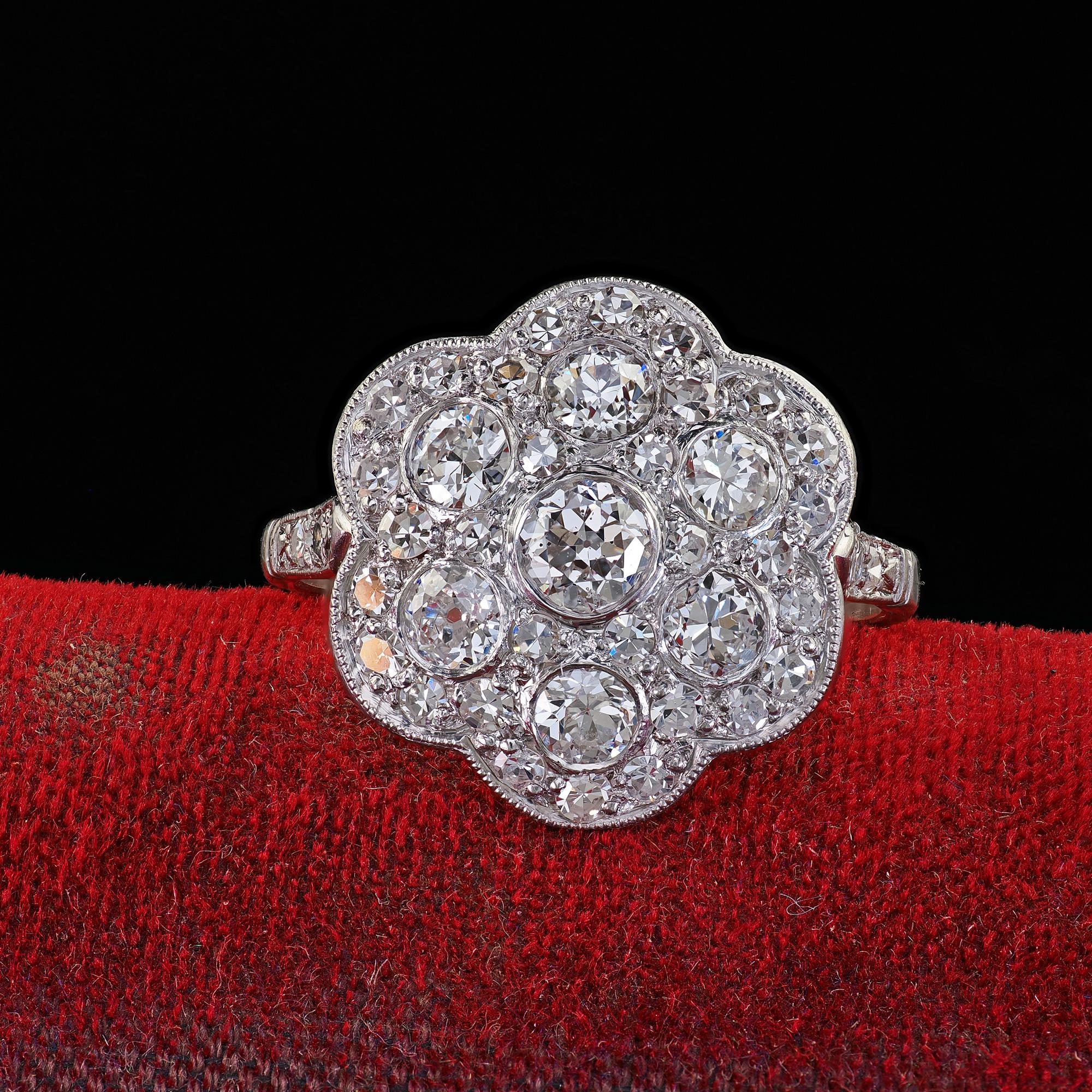 Bellissimo anello da cocktail in platino d'epoca con diamanti taglio europeo e incisione floreale. Questo bellissimo anello da cocktail con diamante europeo antico e design floreale è realizzato in platino. L'anello è caratterizzato da diamanti