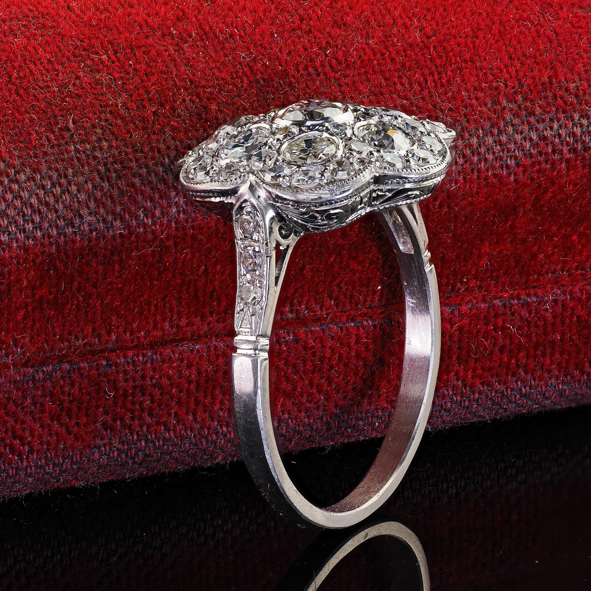 Art Déco Anello da cocktail in platino d'epoca con diamante taglio europeo inciso e floreale in vendita