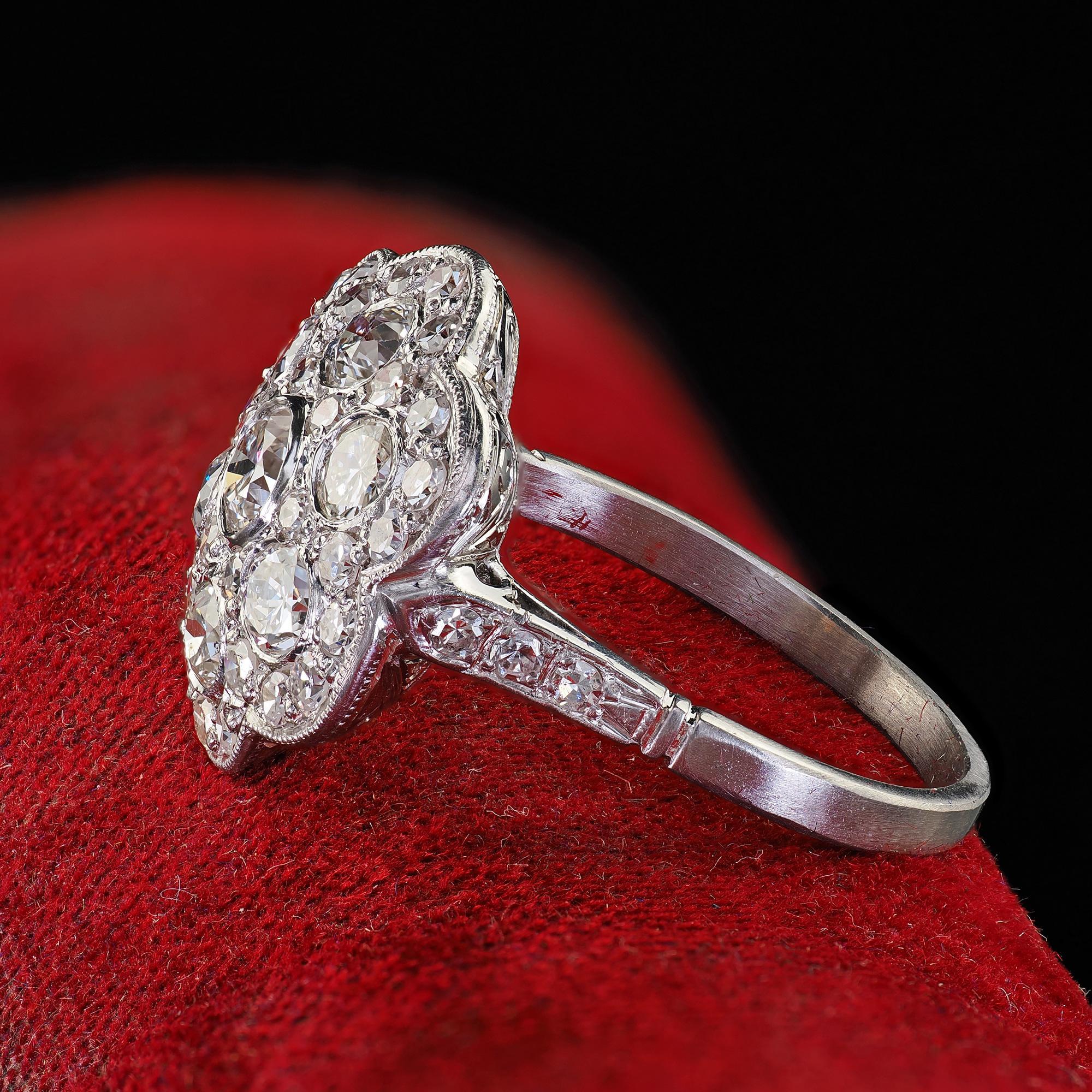 Anello da cocktail in platino d'epoca con diamante taglio europeo inciso e floreale In condizioni buone in vendita a Great Neck, NY