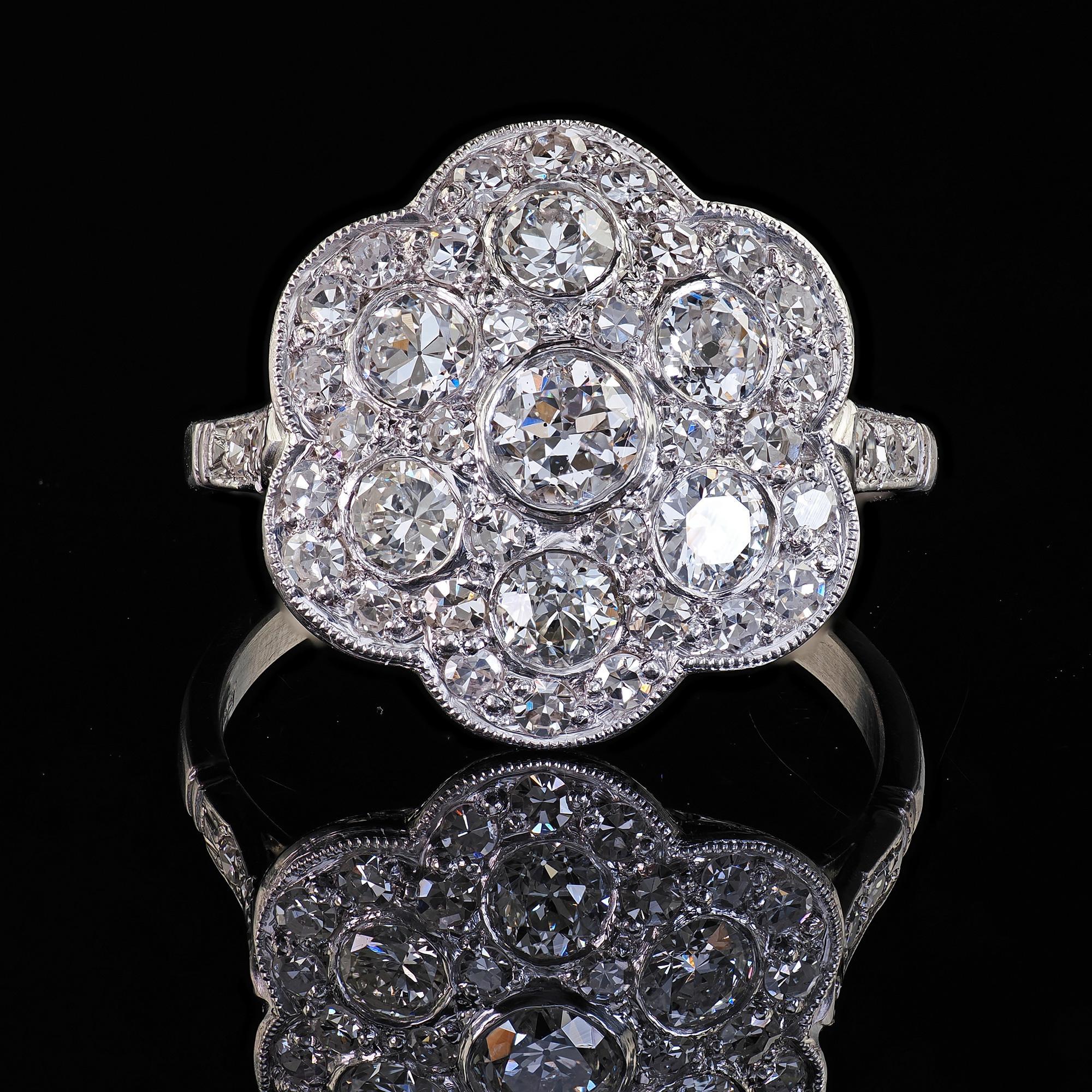 Anello da cocktail in platino d'epoca con diamante taglio europeo inciso e floreale in vendita 1