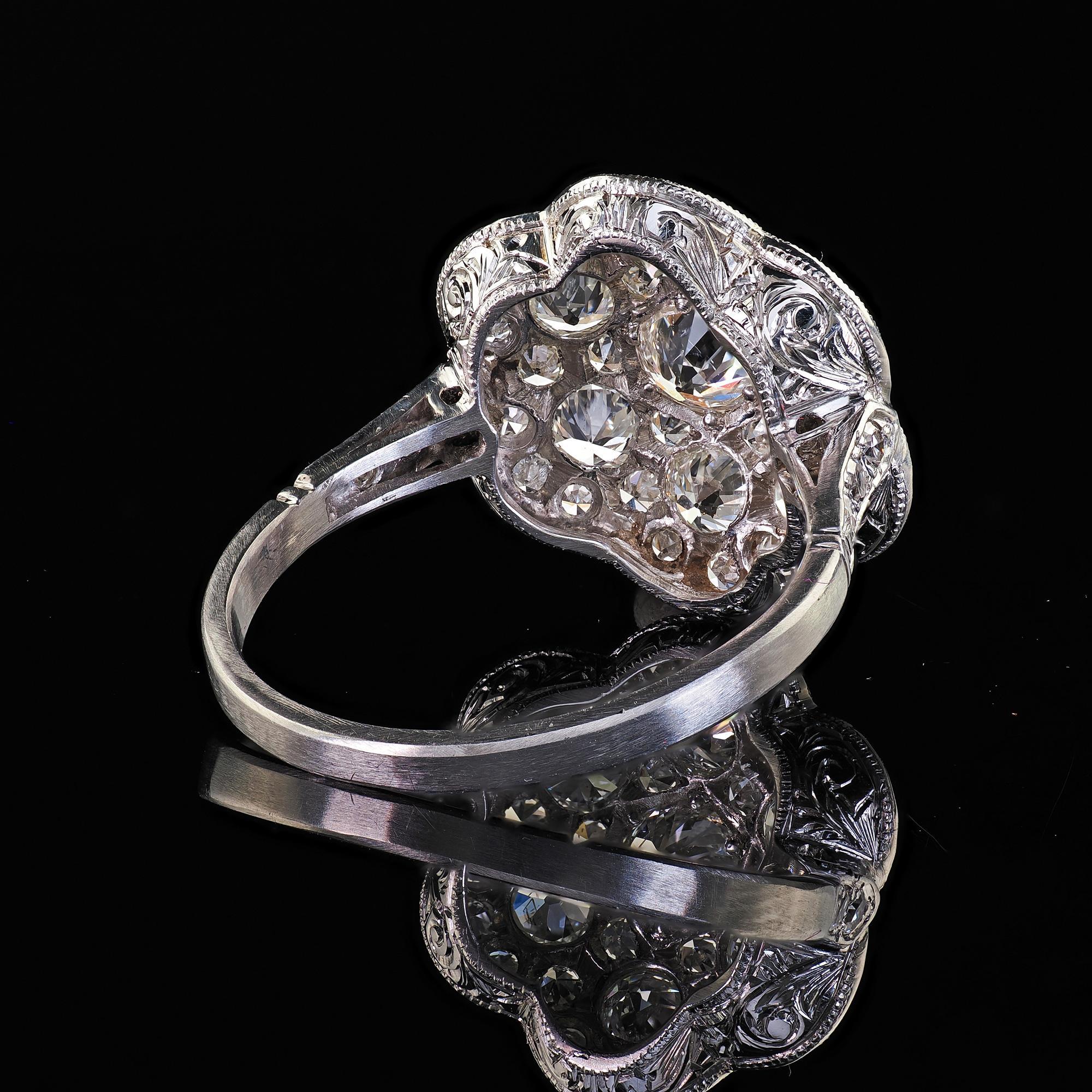 Anello da cocktail in platino d'epoca con diamante taglio europeo inciso e floreale in vendita 2