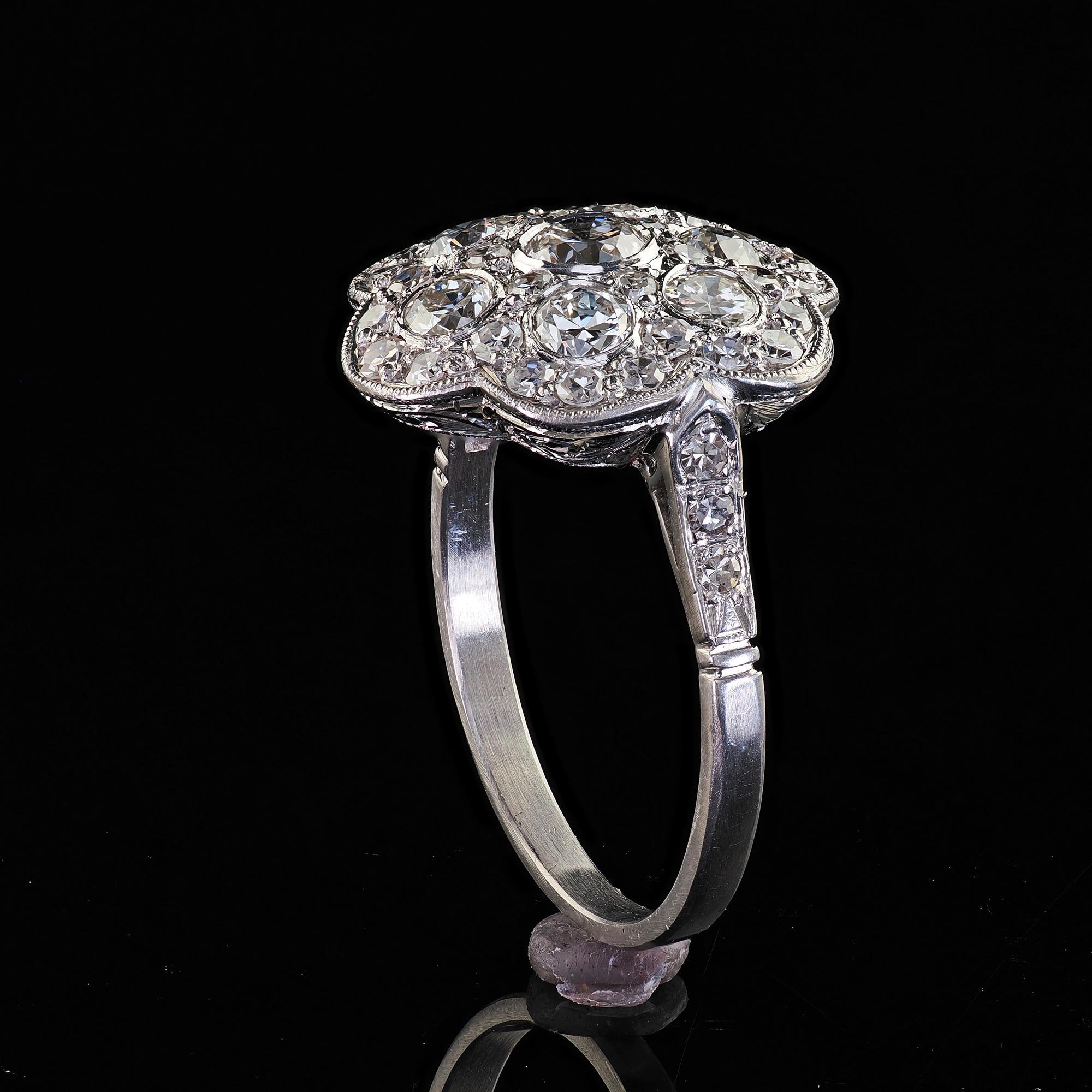Anello da cocktail in platino d'epoca con diamante taglio europeo inciso e floreale in vendita 3
