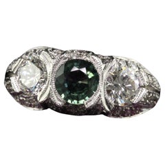 Anello di proprietà vintage retrò in platino con diamanti e zaffiri verdi a tre pietre