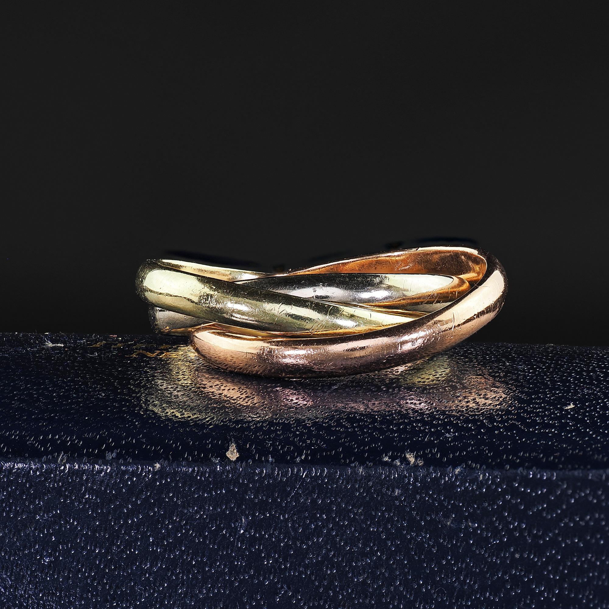Beautiful Vintage Estate Tiffany and Co 14K Tri Gold Rolling Ring Band - Size 6 3/4. This classic vintage Tiffany and Co rolling triple band is crafted in 14k yellow, rose, and white gold. This ring features the classic design that has three ring