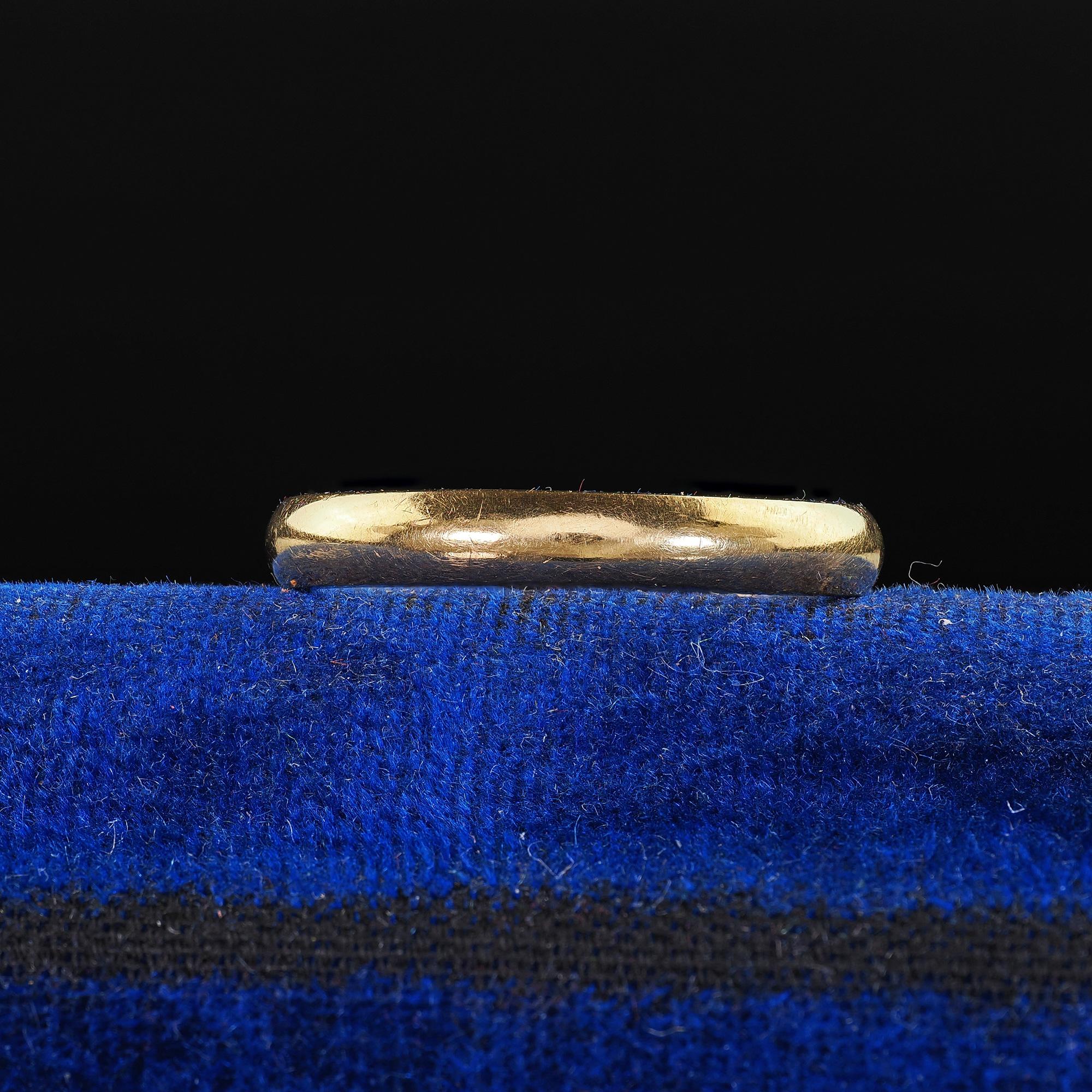 Schöne Vintage Estate Tiffany Co 18K Gelbgold Classic Wedding Band Ring - Größe 4 3/4. Diese klassische Vintage Anwesen Tiffany und Co Ebene Ehering ist in 18k Gelbgold gefertigt. Dieser Ring zeichnet sich durch ein schlichtes, klassisches Design