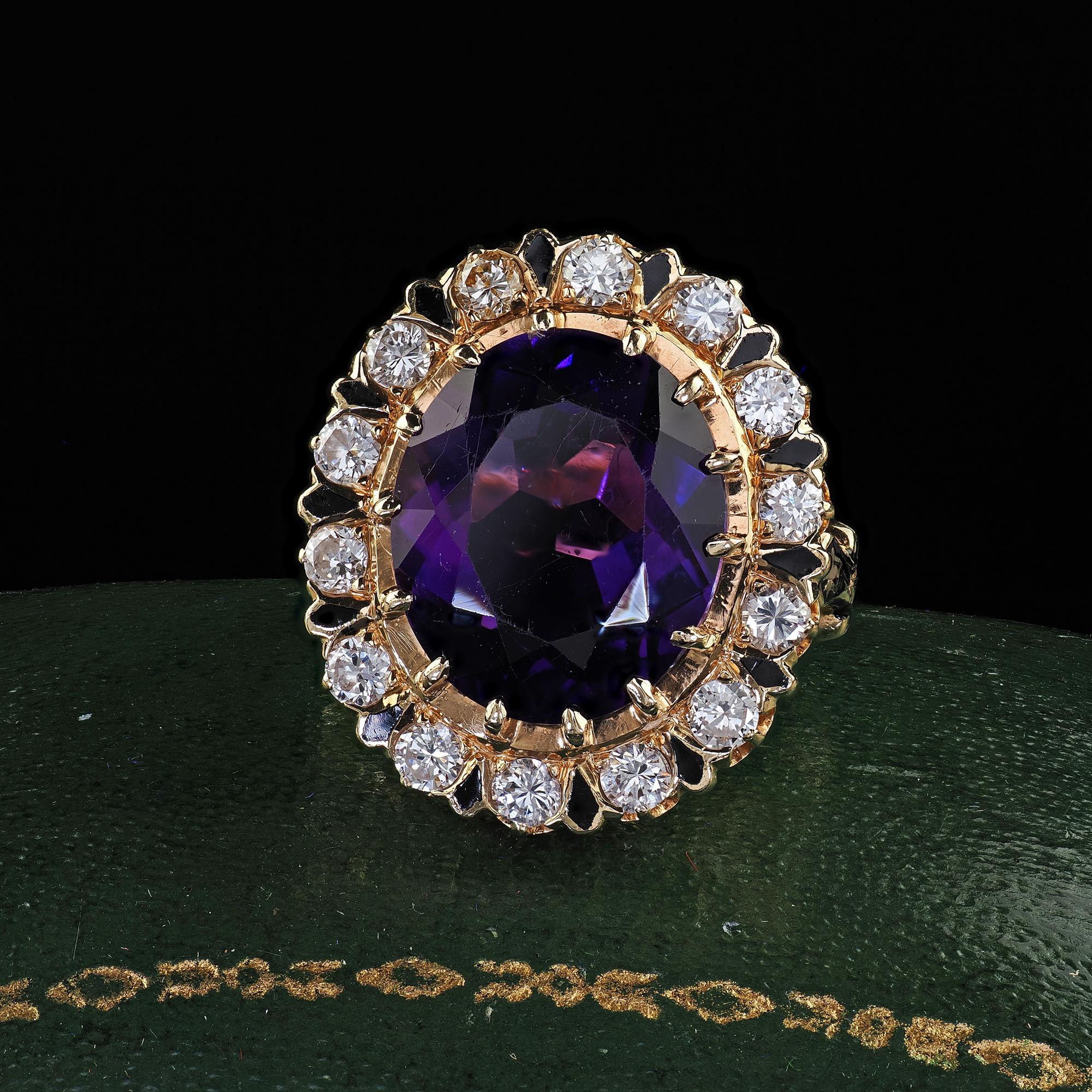 Magnifique bague cocktail Vintage Estate Victorian Revival Améthyste Diamant et émail. Cette magnifique bague cocktail en améthyste et diamant de style victorien est réalisée en or jaune 14k. La bague est ornée d'une grande améthyste ovale au