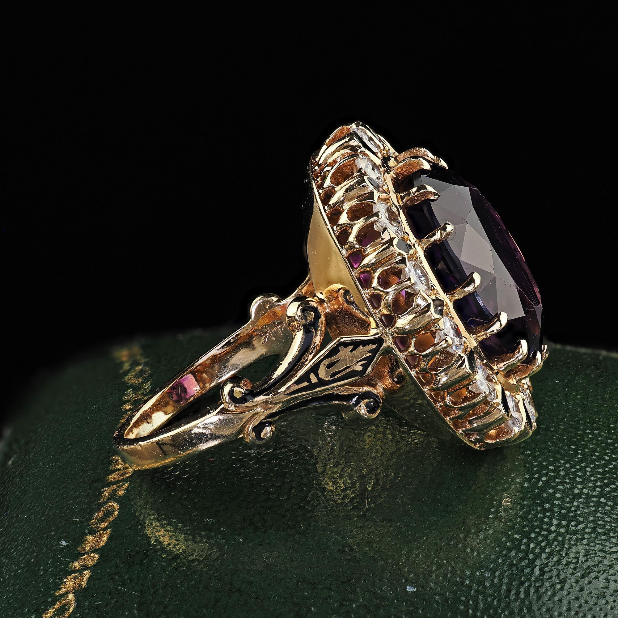 Taille ovale Bague cocktail de style néo- victorien vintage, avec améthyste, diamant et émail en vente