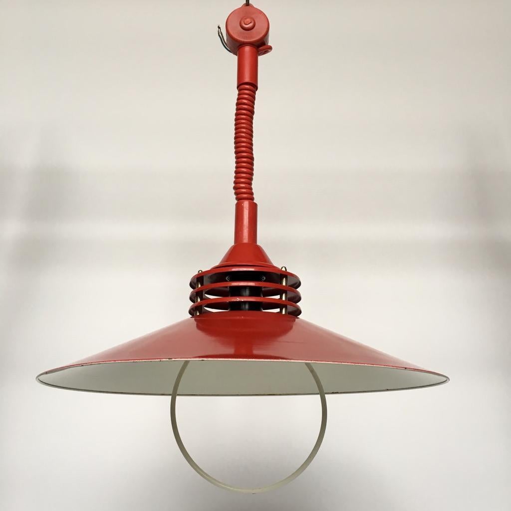 Red and white painted metal shade, plastic fix element. Adjustable heights.
 