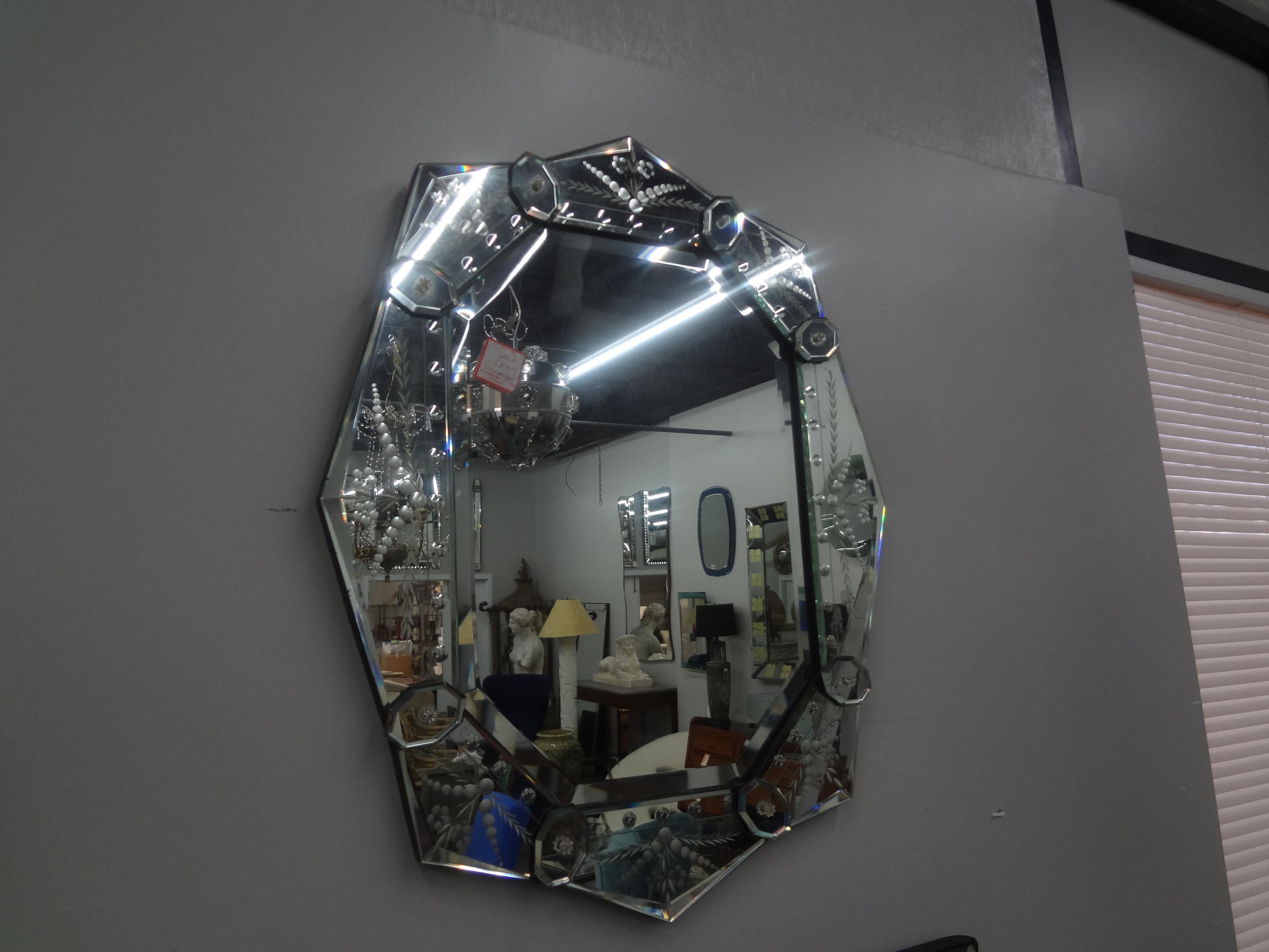 Vintage Geätzte und abgeschrägte venezianischen Spiegel.
Dieser ungewöhnlich geformte venezianische Spiegel hat einen abgeschrägten Rand und eine abgeschrägte zentrale Spiegelfläche.
Perfekter Spiegel für ein Puderzimmer oder einen Ankleideraum.
