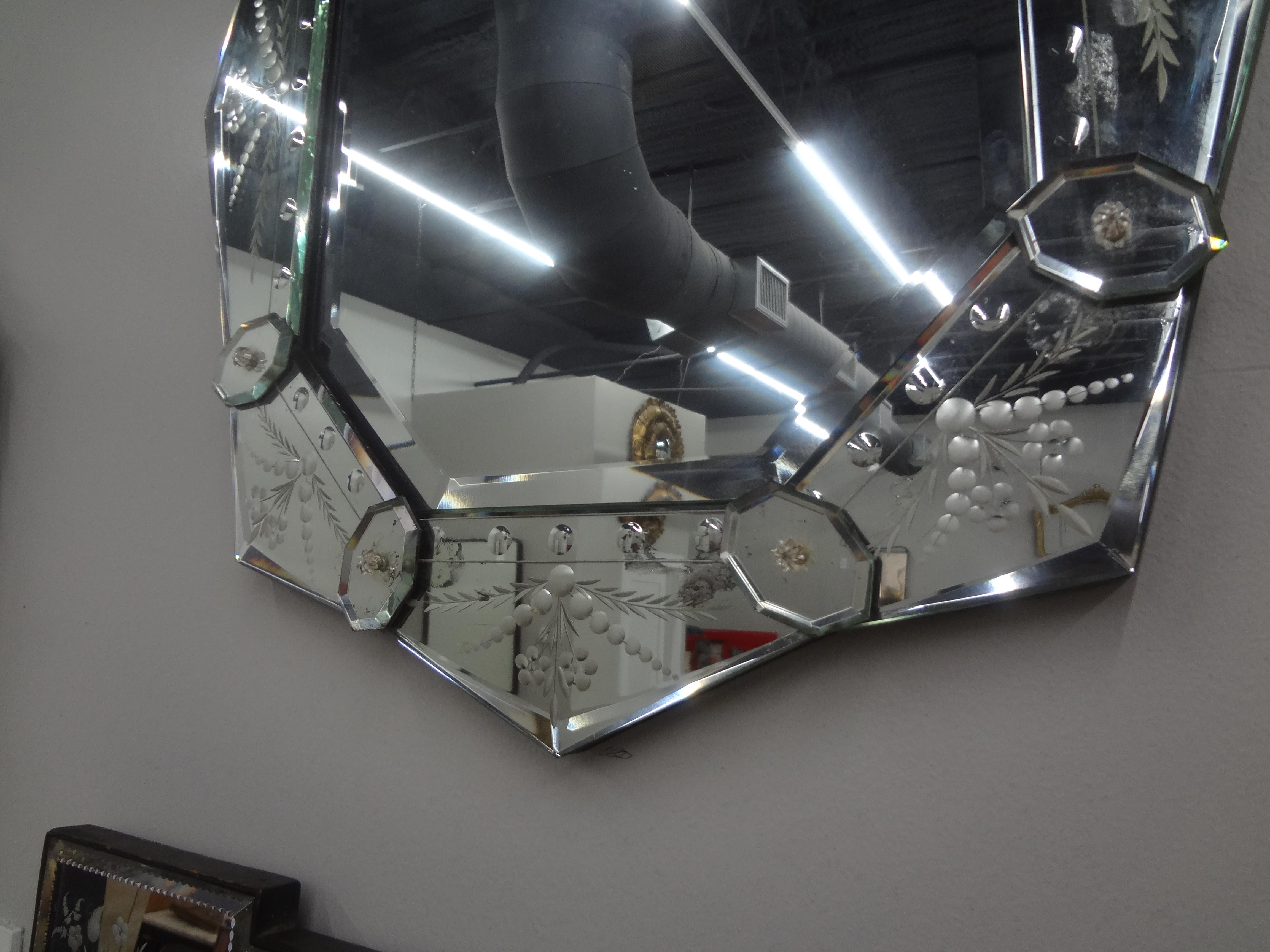 Geätzter und abgeschrägter venezianischer Vintage-Spiegel im Zustand „Gut“ im Angebot in Houston, TX