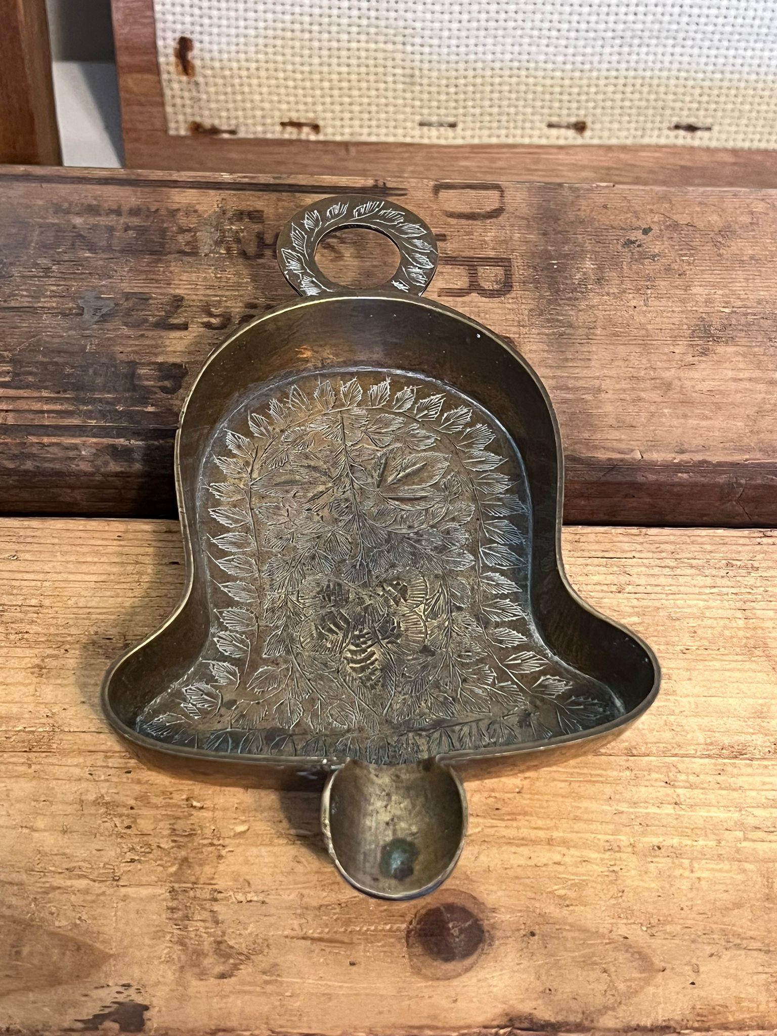 Mid-Century Modern Cendrier vintage gravé en forme de cloche Trinket Disk en vente