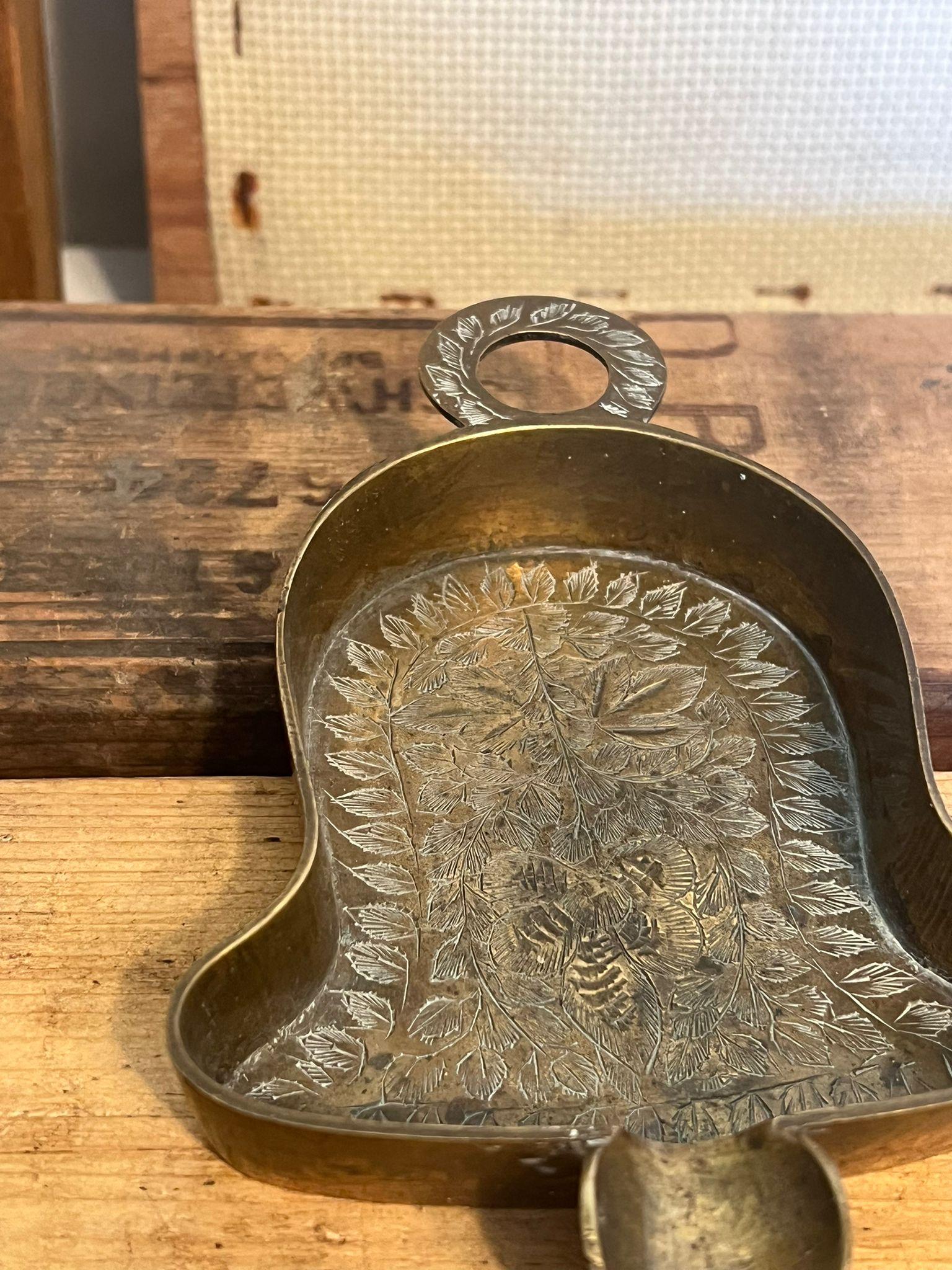 Fin du 20e siècle Cendrier vintage gravé en forme de cloche Trinket Disk en vente