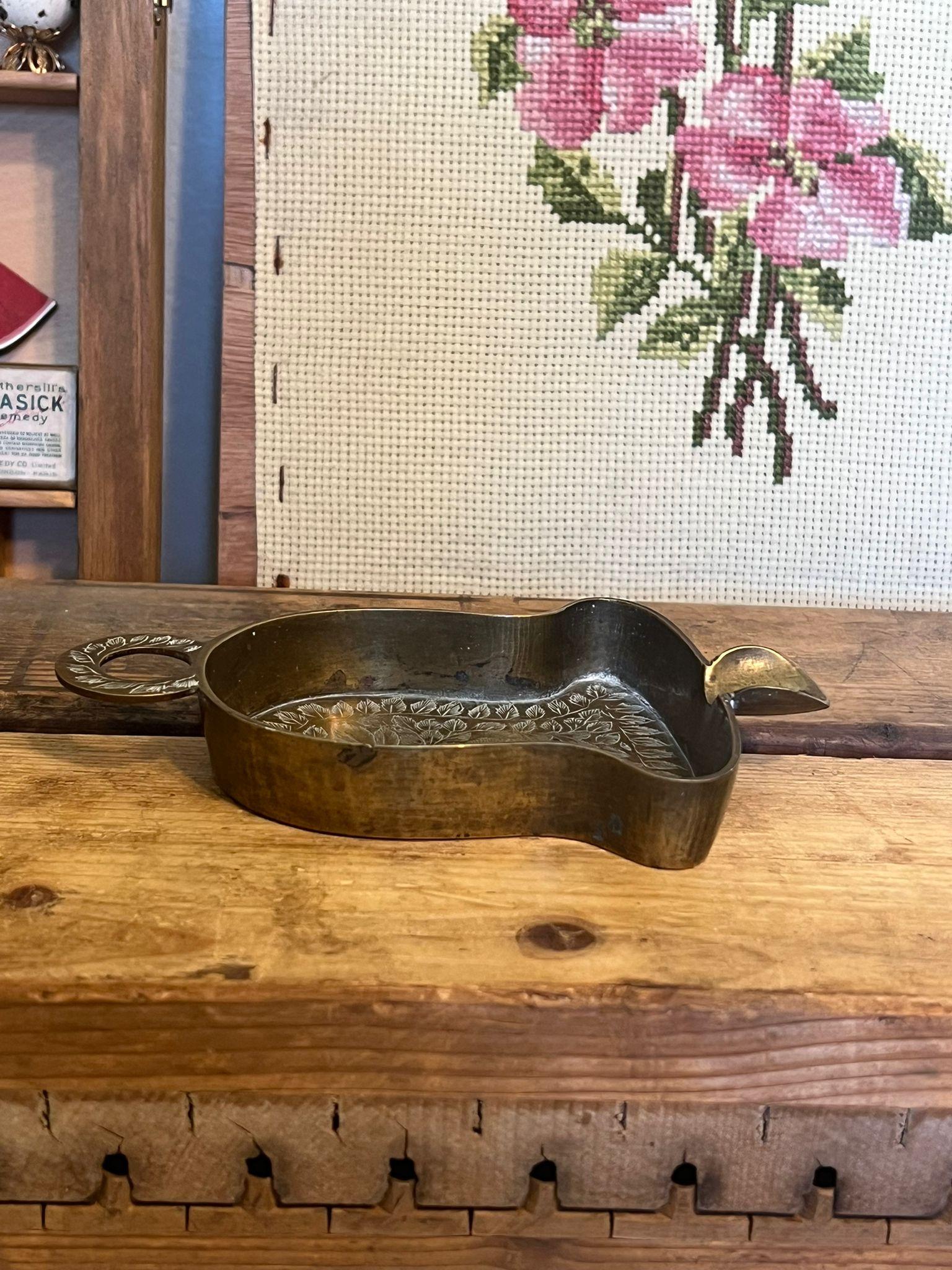 Métal Cendrier vintage gravé en forme de cloche Trinket Disk en vente