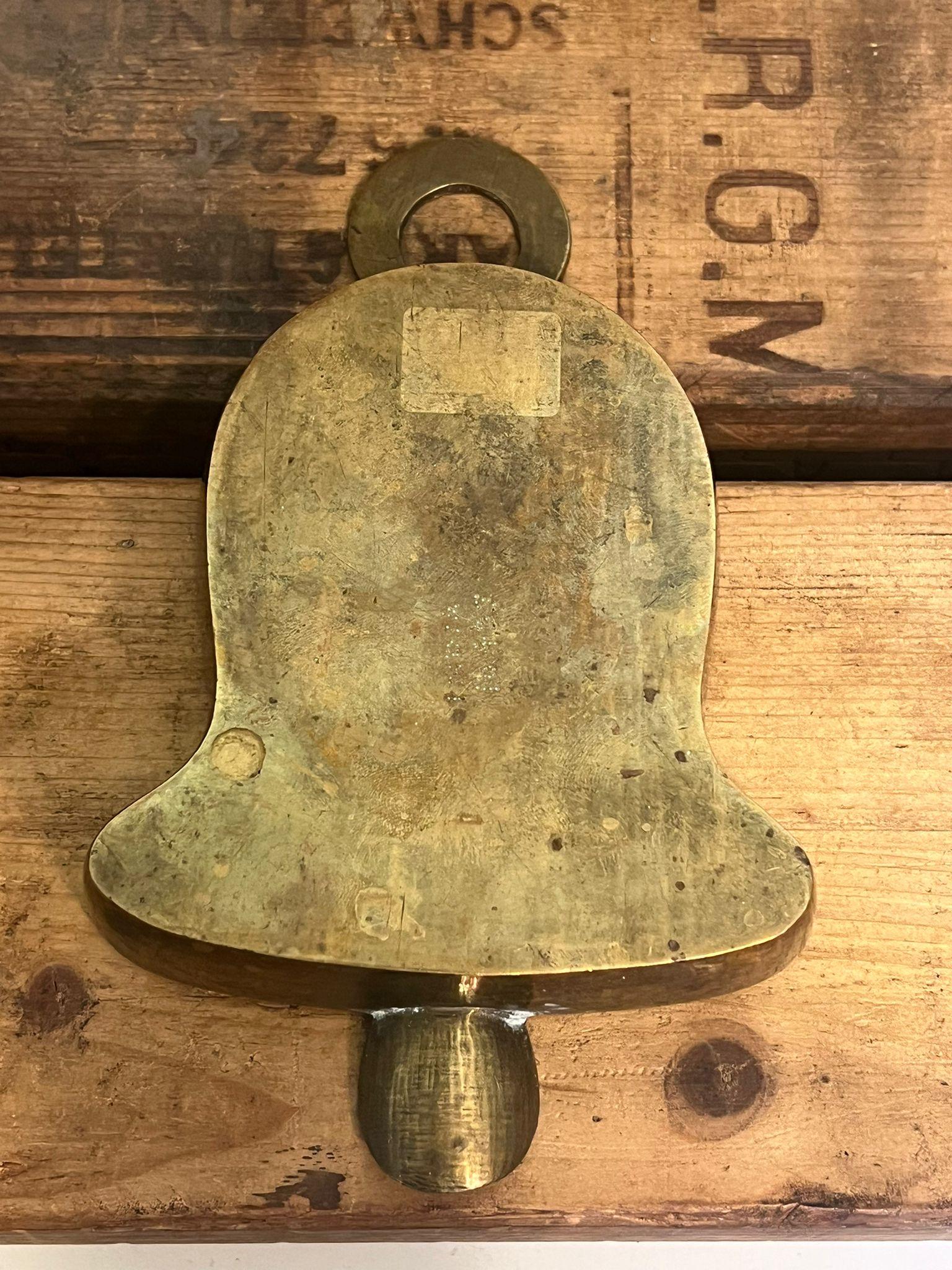 Cendrier vintage gravé en forme de cloche Trinket Disk en vente 2